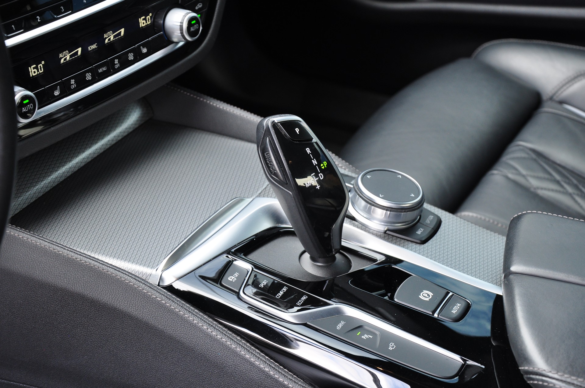 BMW 530e xDrive Steptronic-image-11