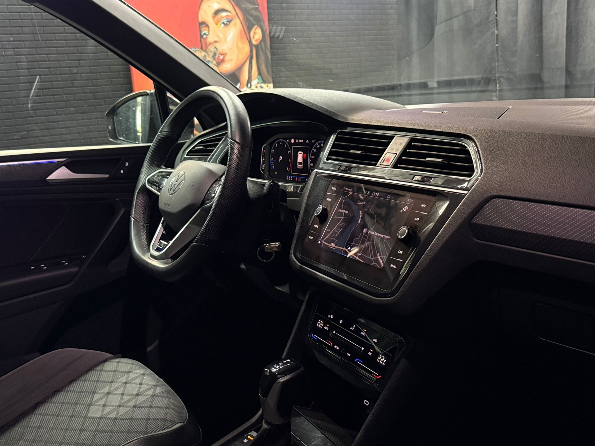 VW Tiguan 2.0TSI R-Line 4Motion DSG / All Black / Apple Play / Driving Assistant /-image-13