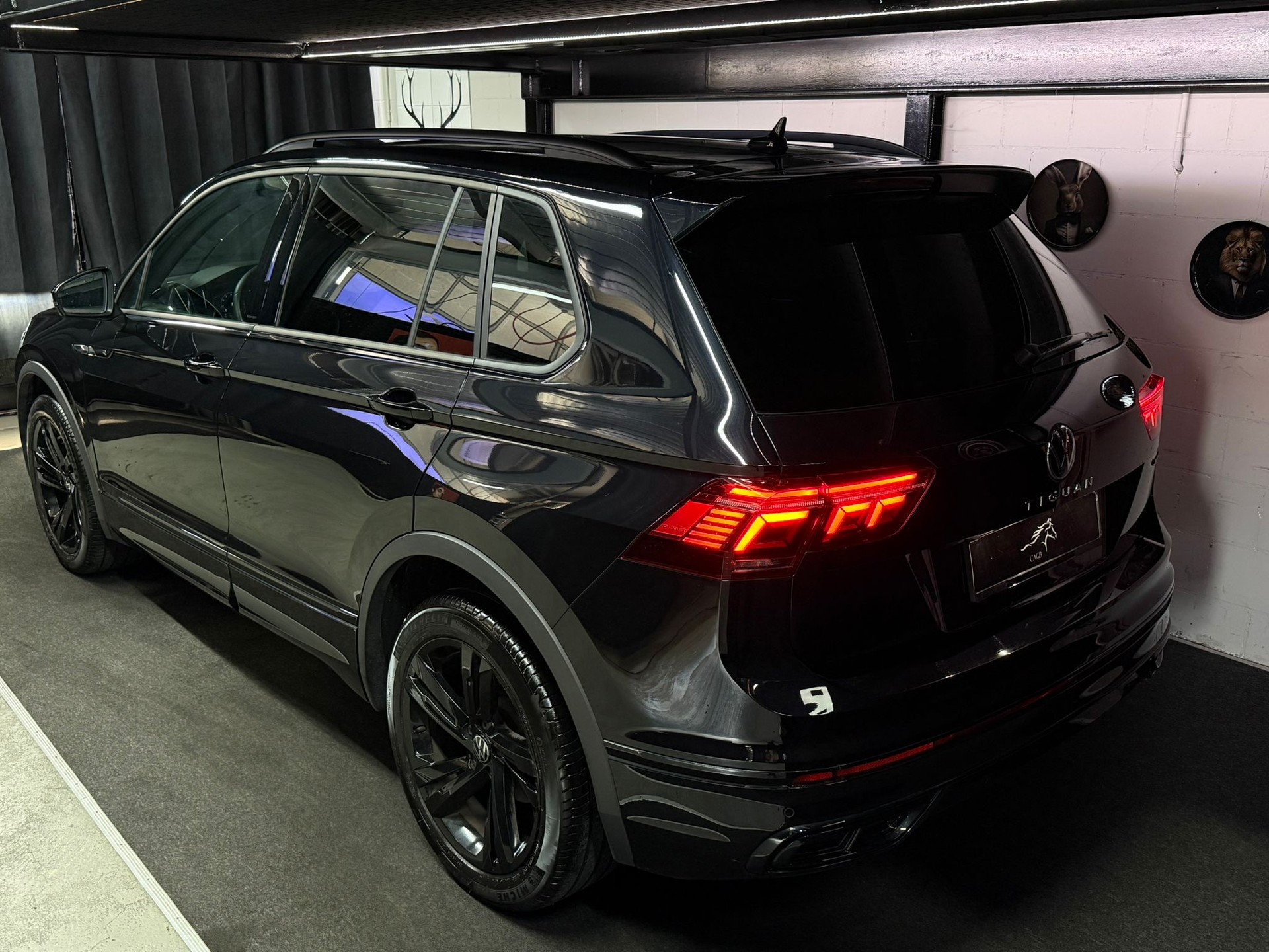 VW Tiguan 2.0TSI R-Line 4Motion DSG / All Black / Apple Play / Driving Assistant /-image-9