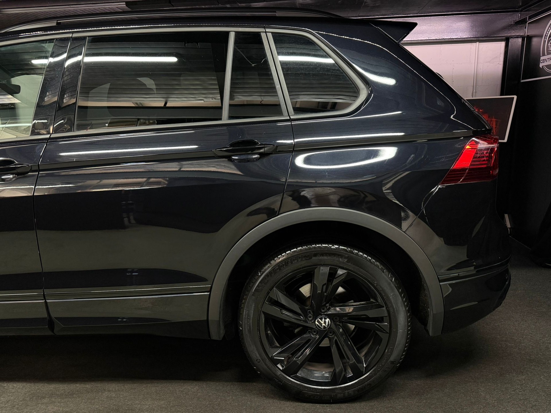 VW Tiguan 2.0TSI R-Line 4Motion DSG / All Black / Apple Play / Driving Assistant /-image-6