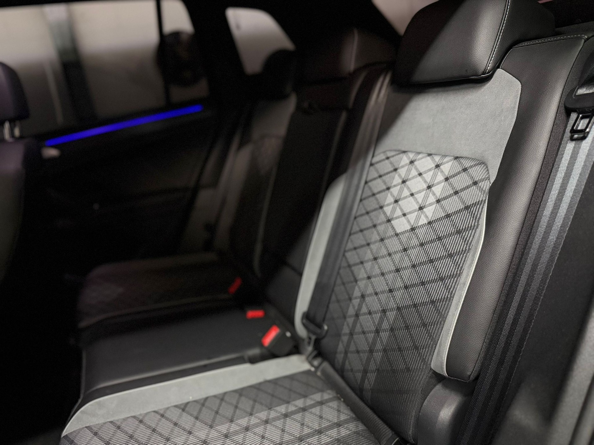 VW Tiguan 2.0TSI R-Line 4Motion DSG / All Black / Apple Play / Driving Assistant /-image-11