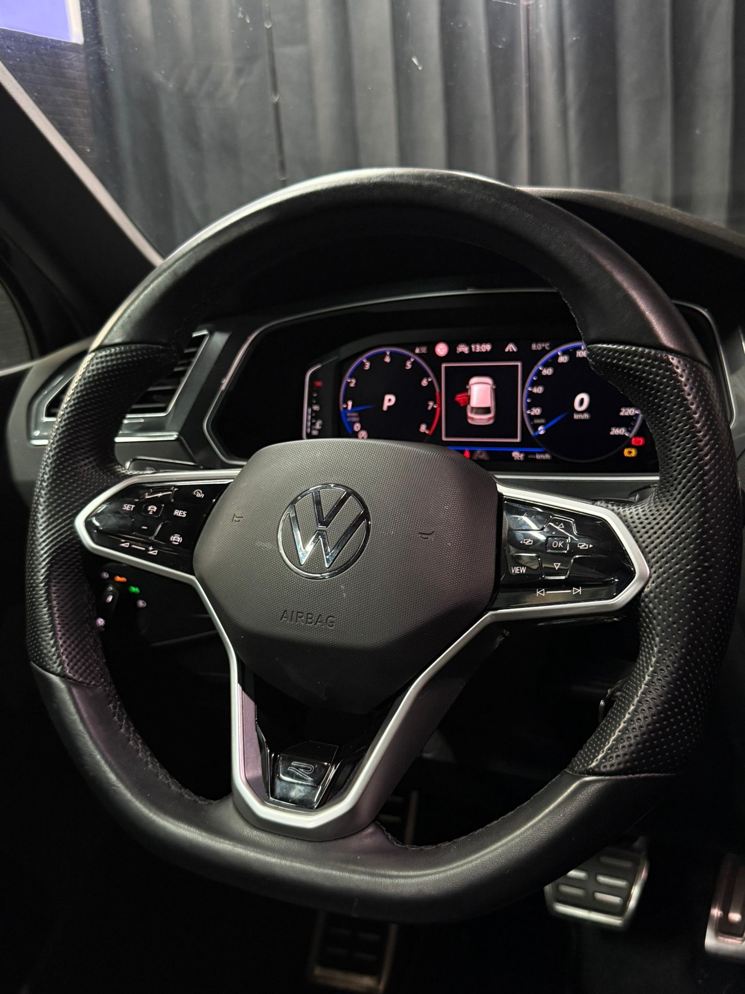 VW Tiguan 2.0TSI R-Line 4Motion DSG / All Black / Apple Play / Driving Assistant /-image-14