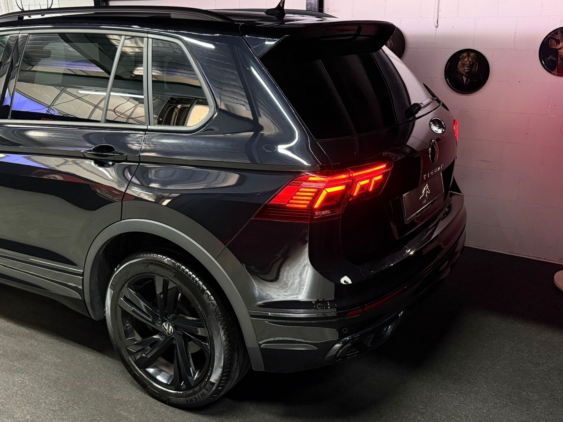 VW Tiguan 2.0TSI R-Line 4Motion DSG / All Black / Apple Play / Driving Assistant /-image-2