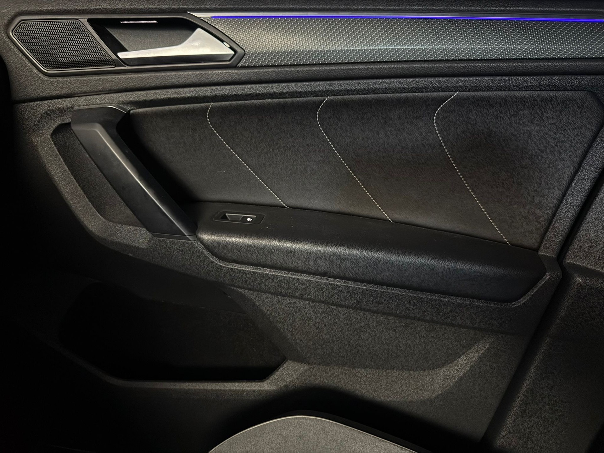 VW Tiguan 2.0TSI R-Line 4Motion DSG / All Black / Apple Play / Driving Assistant /-image-18