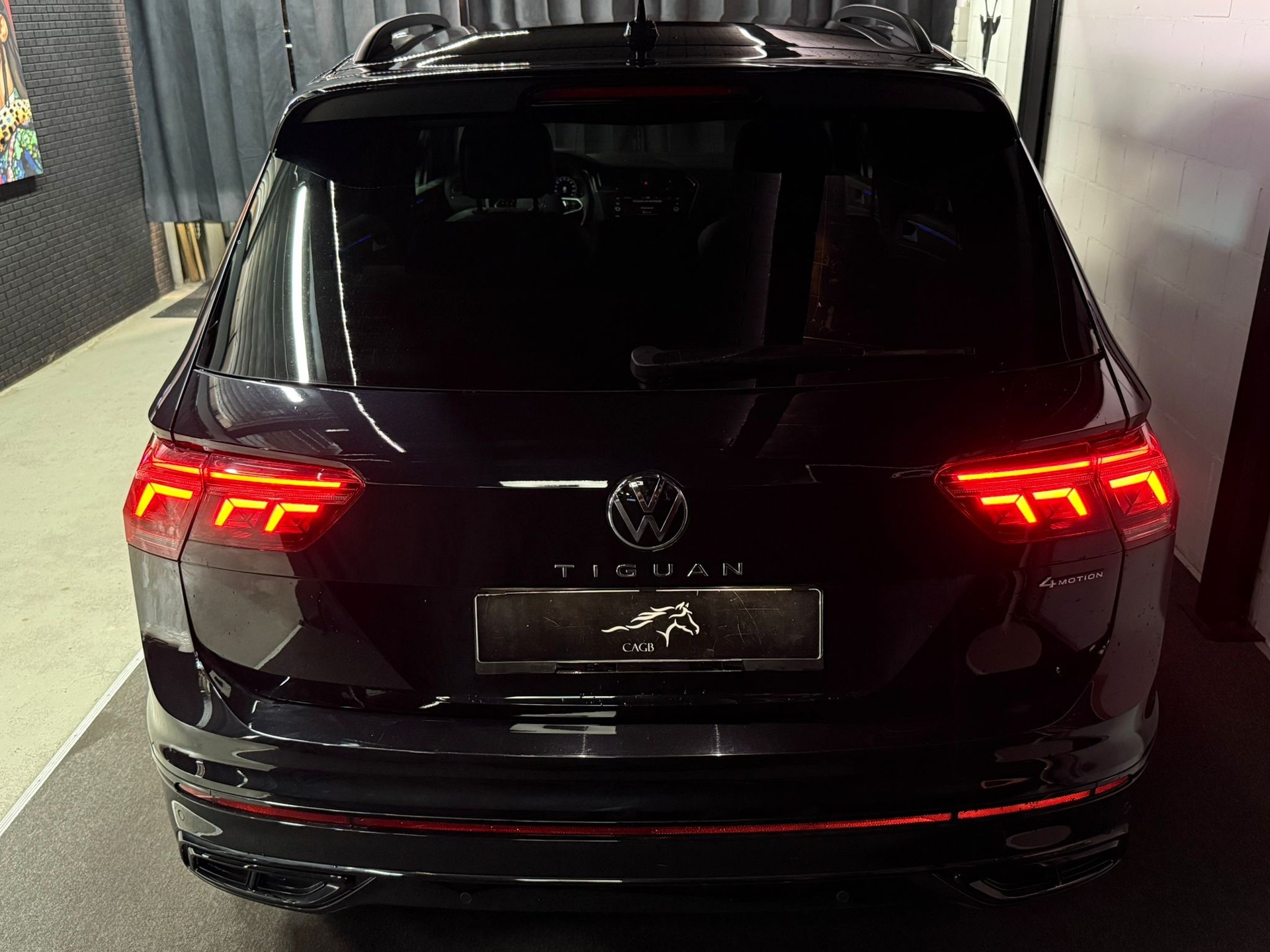VW Tiguan 2.0TSI R-Line 4Motion DSG / All Black / Apple Play / Driving Assistant /-image-4