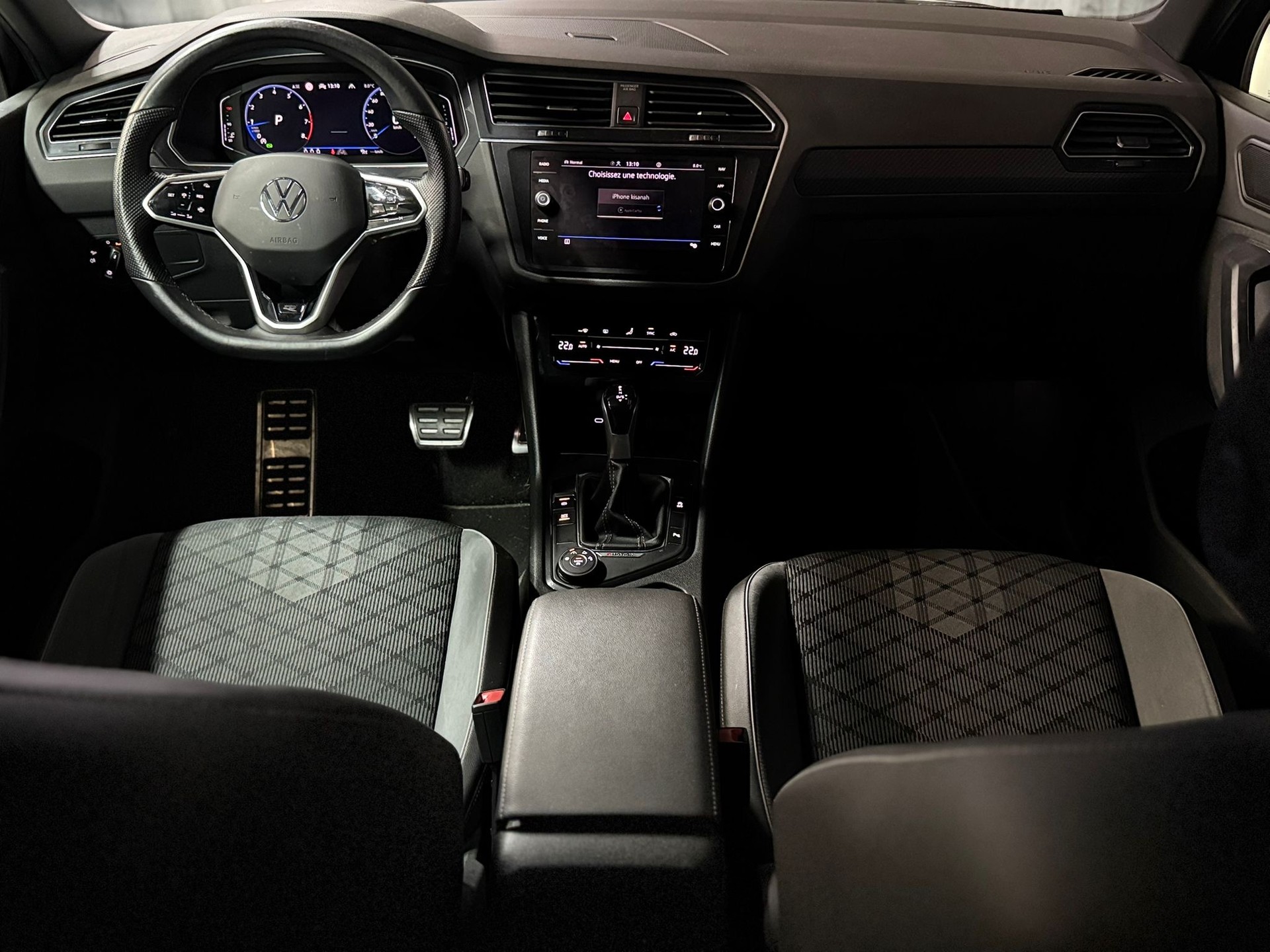 VW Tiguan 2.0TSI R-Line 4Motion DSG / All Black / Apple Play / Driving Assistant /-image-12