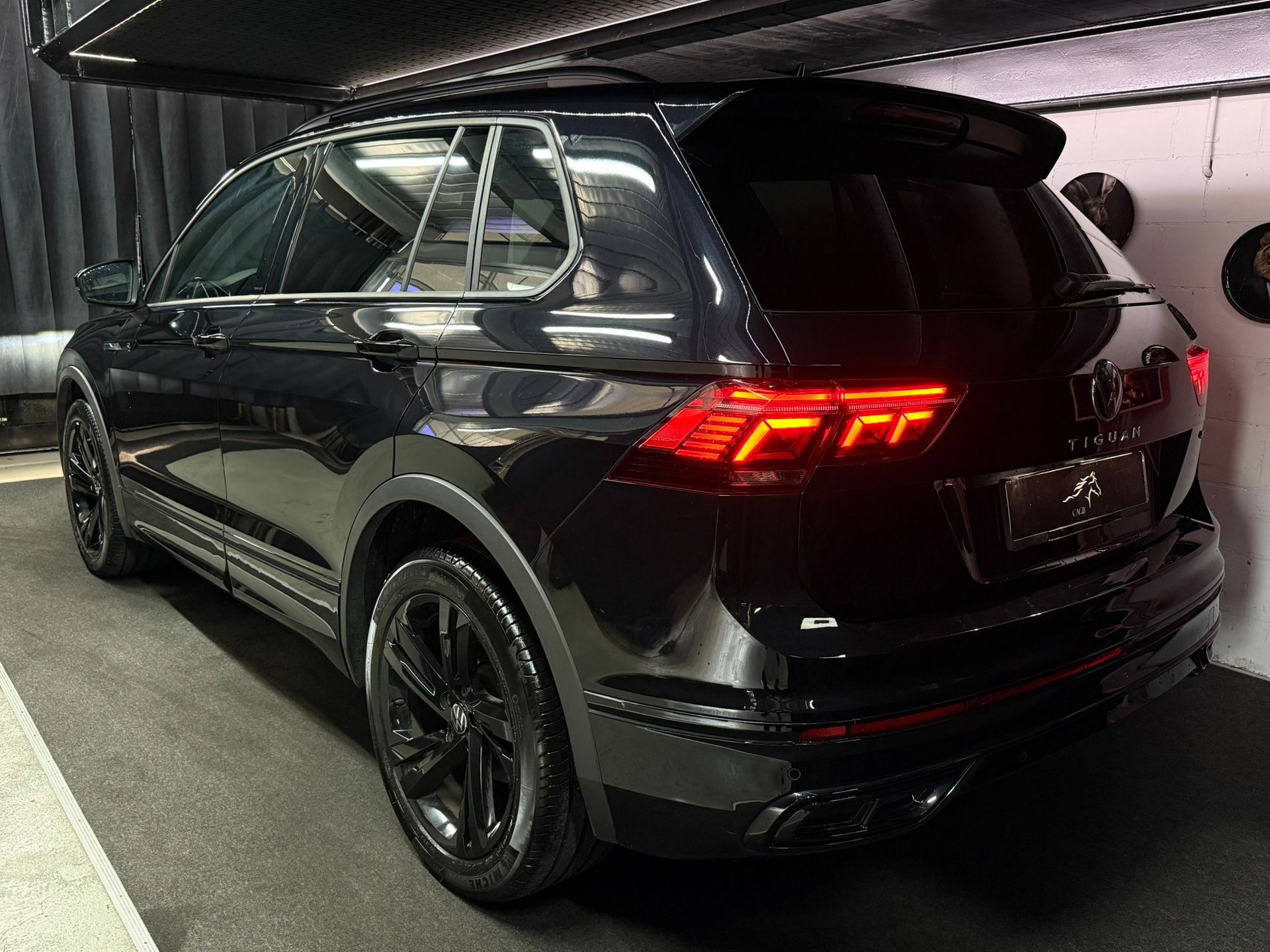 VW Tiguan 2.0TSI R-Line 4Motion DSG / All Black / Apple Play / Driving Assistant /-image-3
