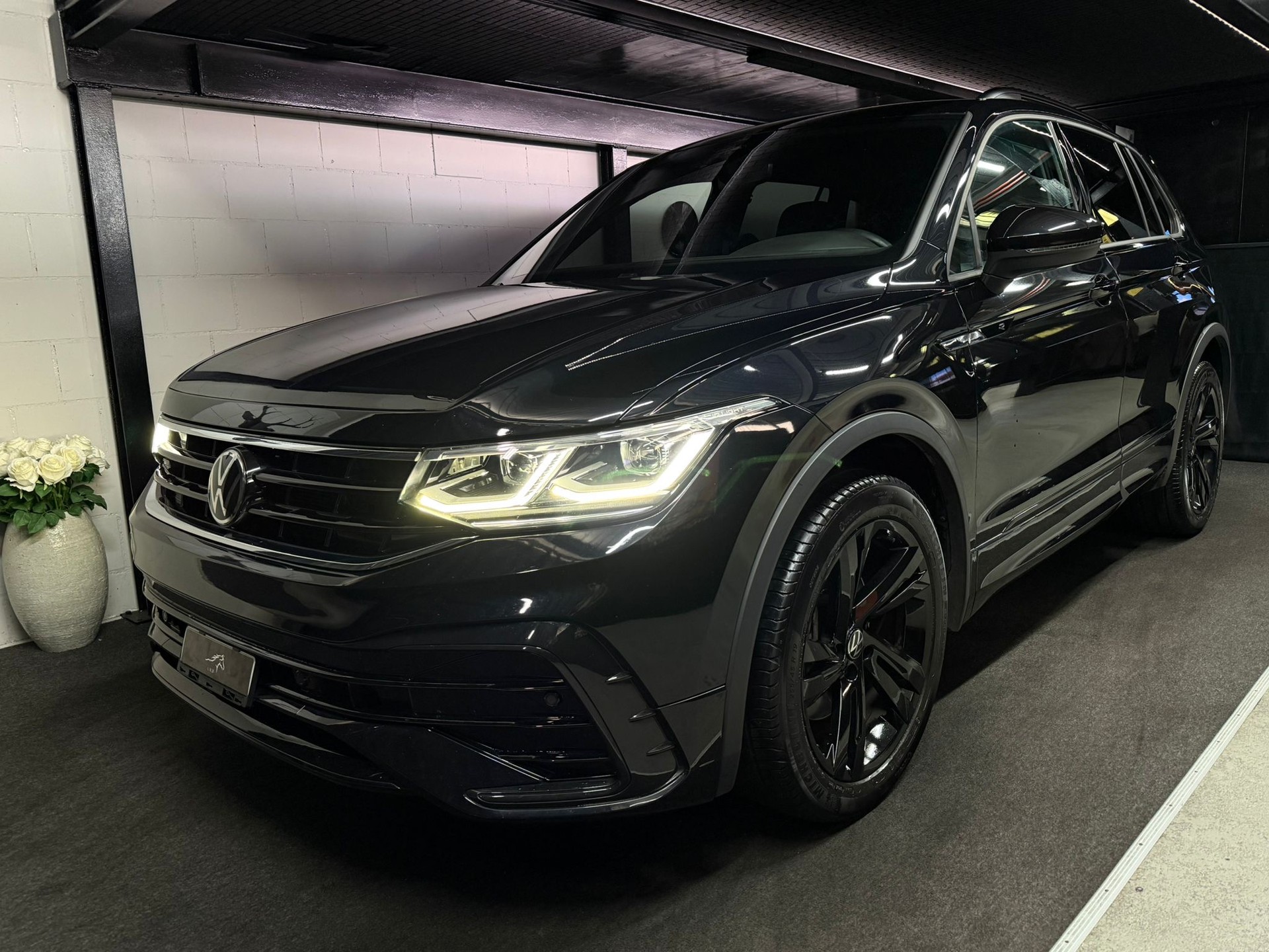 VW Tiguan 2.0TSI R-Line 4Motion DSG / All Black / Apple Play / Driving Assistant /-image-1