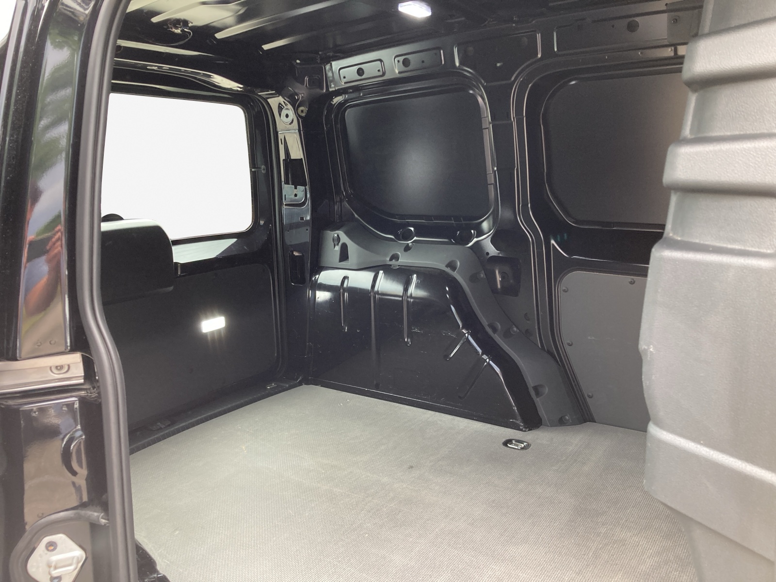 VW Caddy Cargo 2.0TDI 4Motion-image-11