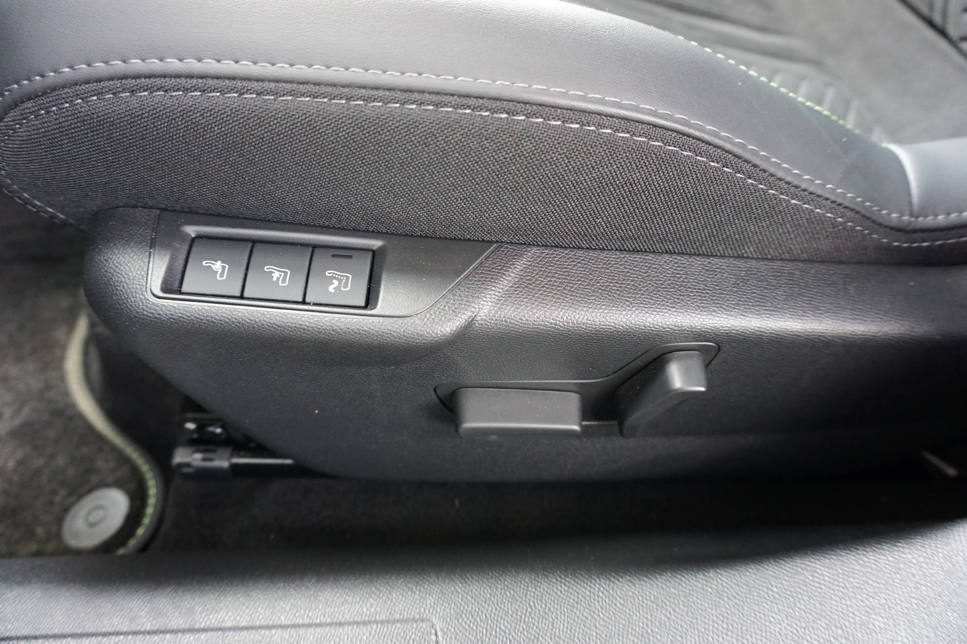 PEUGEOT 2008 1.2 Hybrid 145 GT-image-10