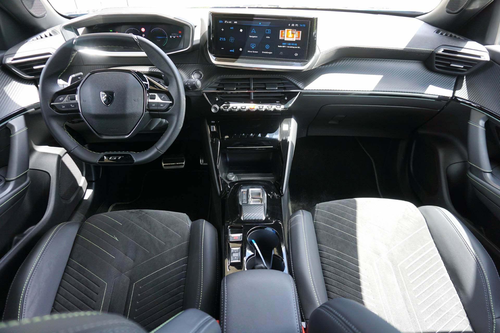 PEUGEOT 2008 1.2 Hybrid 145 GT-image-6