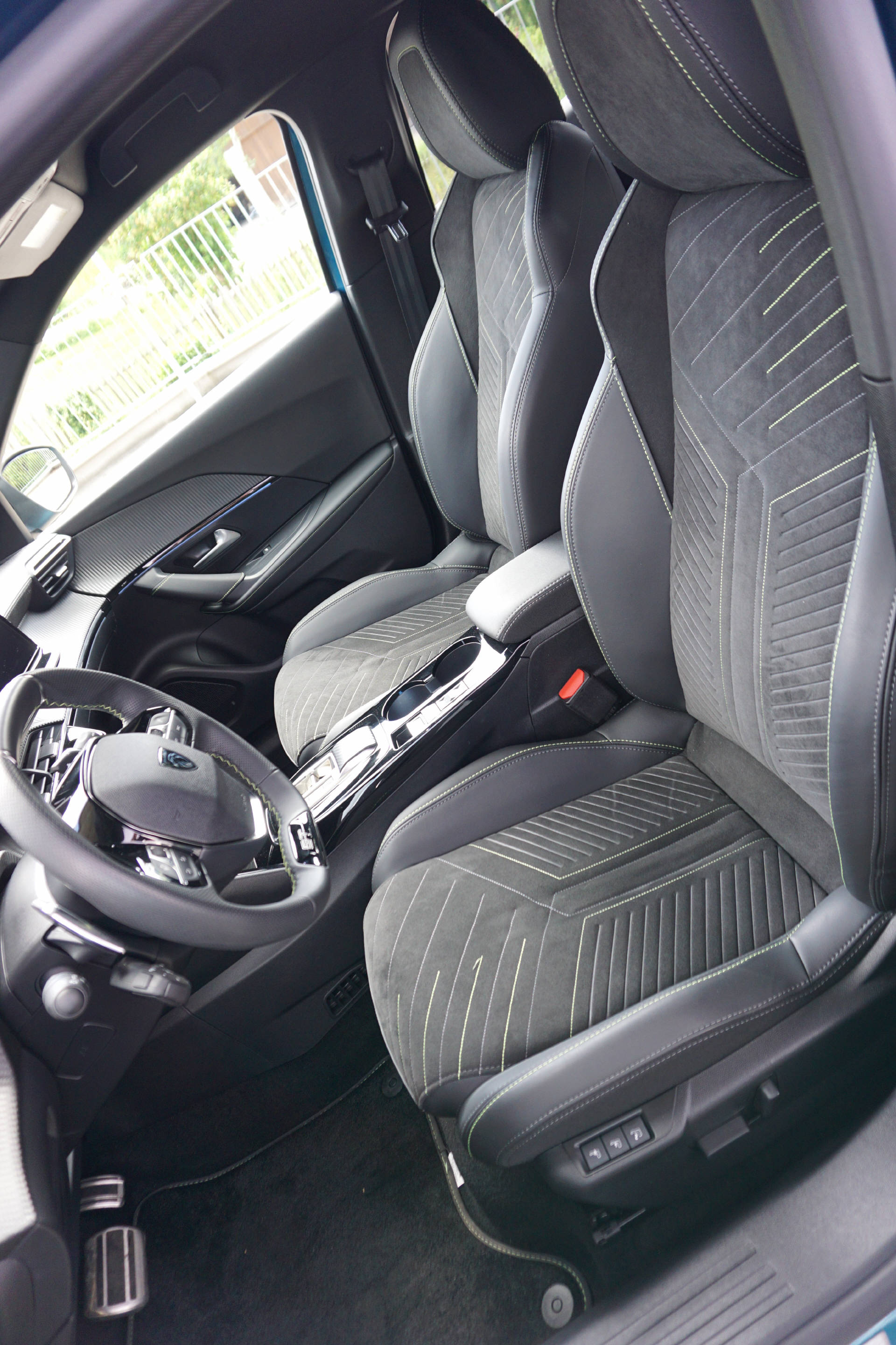 PEUGEOT 2008 1.2 Hybrid 145 GT-image-9