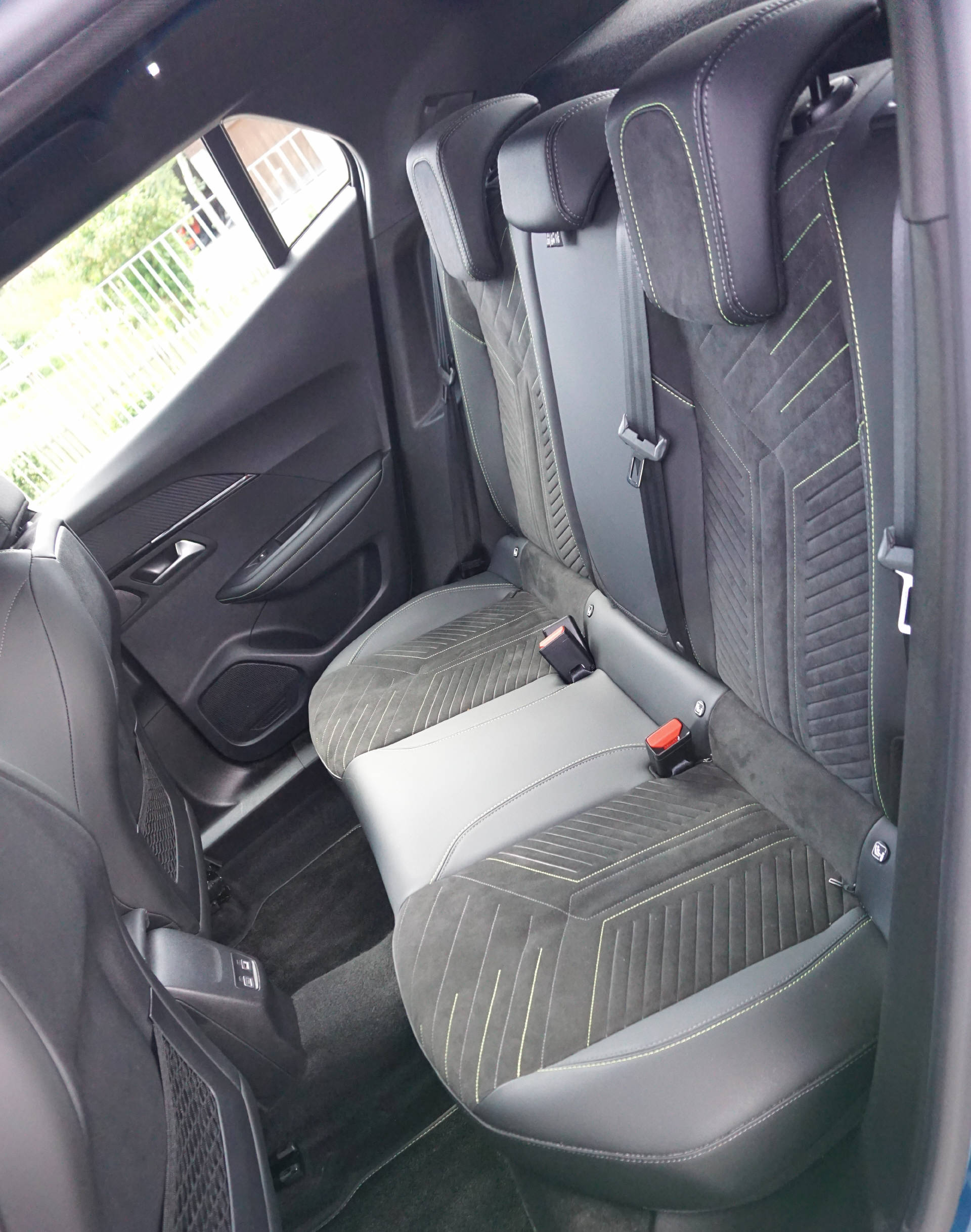 PEUGEOT 2008 1.2 Hybrid 145 GT-image-11