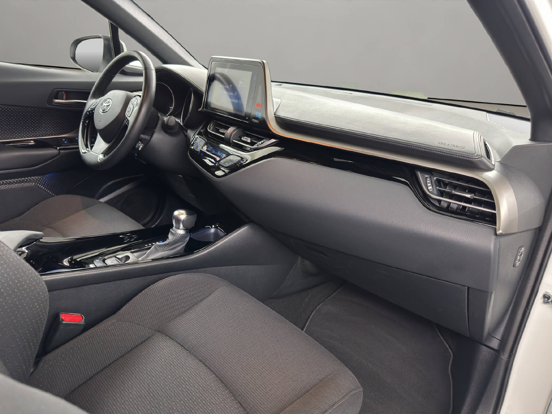 TOYOTA C-HR 1.8 VVTi HSD Trend-image-10
