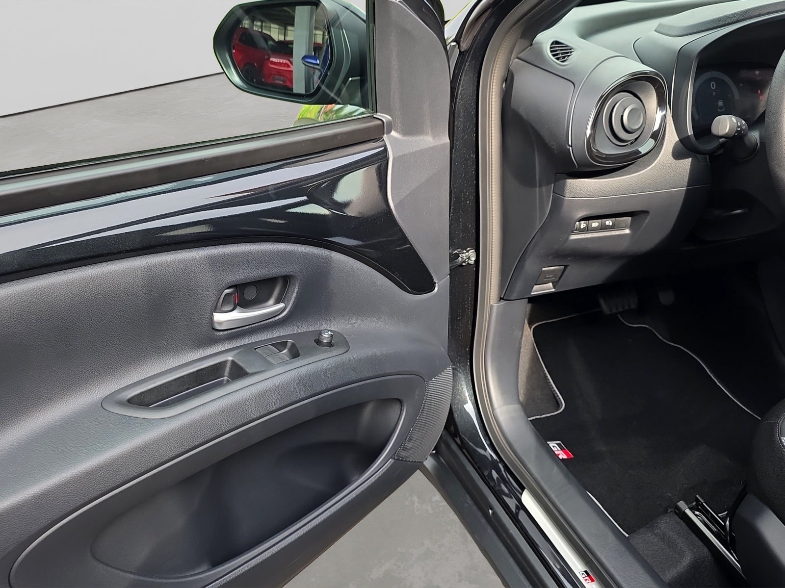 TOYOTA Aygo X 1.5 VVT-i HSD GR Sport-image-11