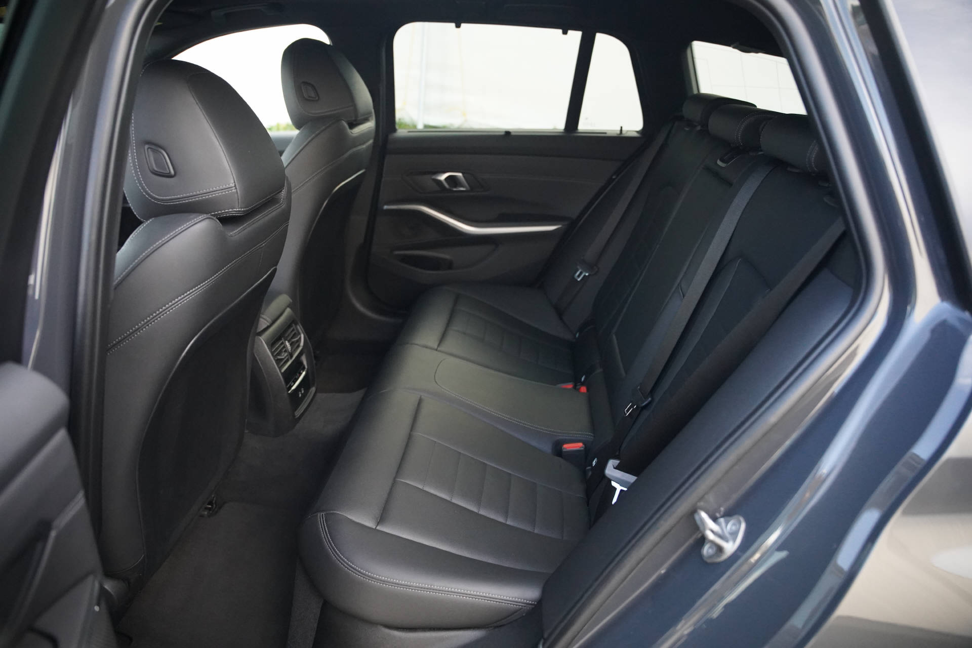 BMW M340i xDrive 48V Touring Steptronic M Sport-image-10