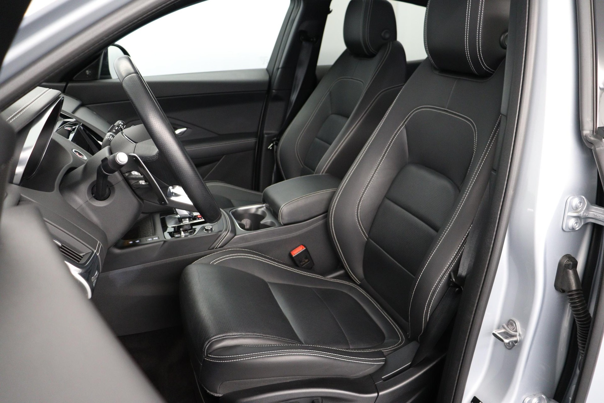 JAGUAR E-Pace 1.5 T 300e R-Dynamic SE AWD-image-2