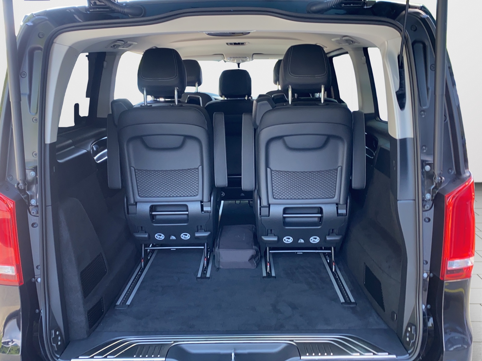 MERCEDES-BENZ EQV 300 Avantgarde lang-image-18