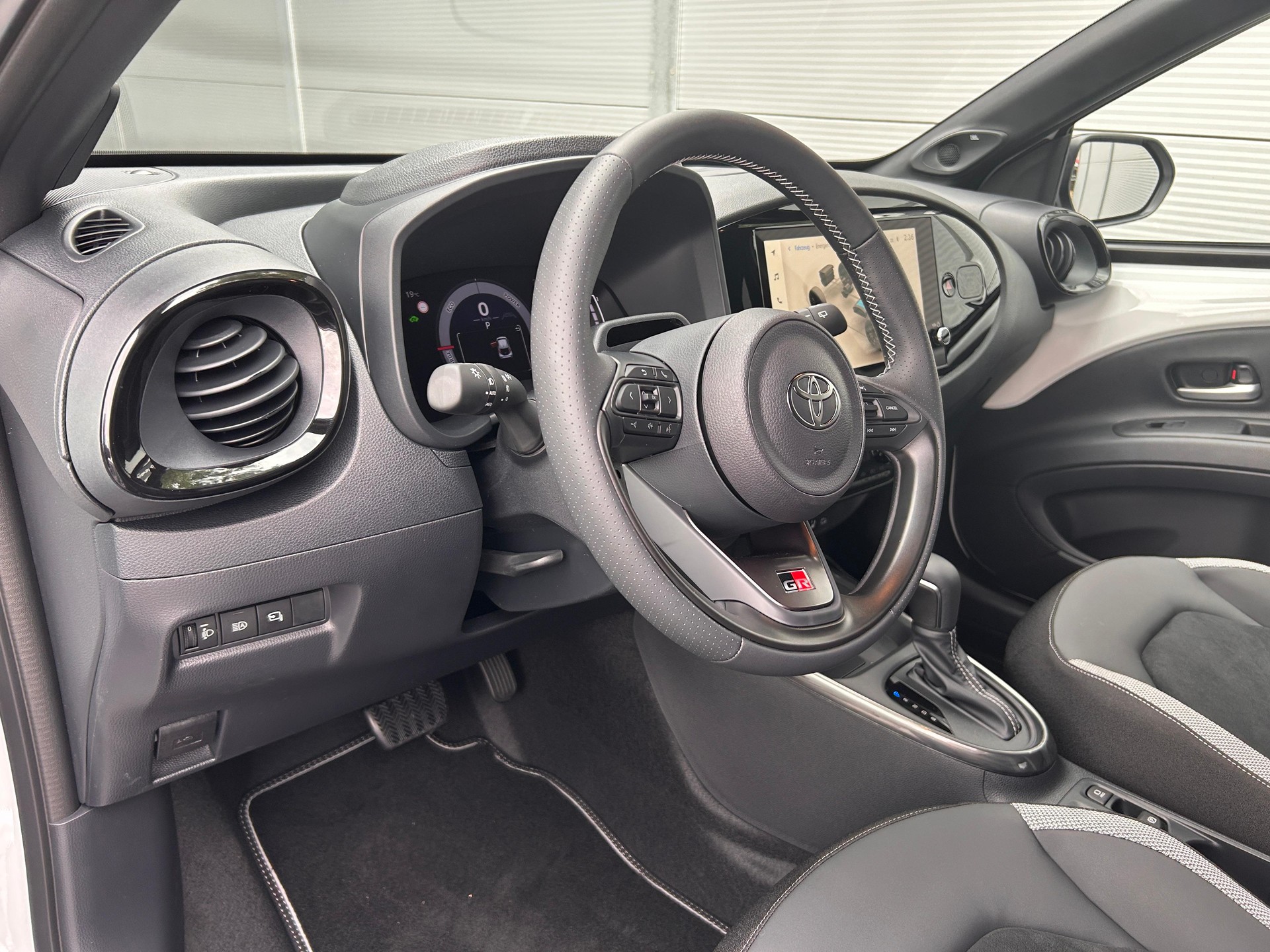 TOYOTA Aygo X 1.5 VVT-i HSD GR Sport-image-6