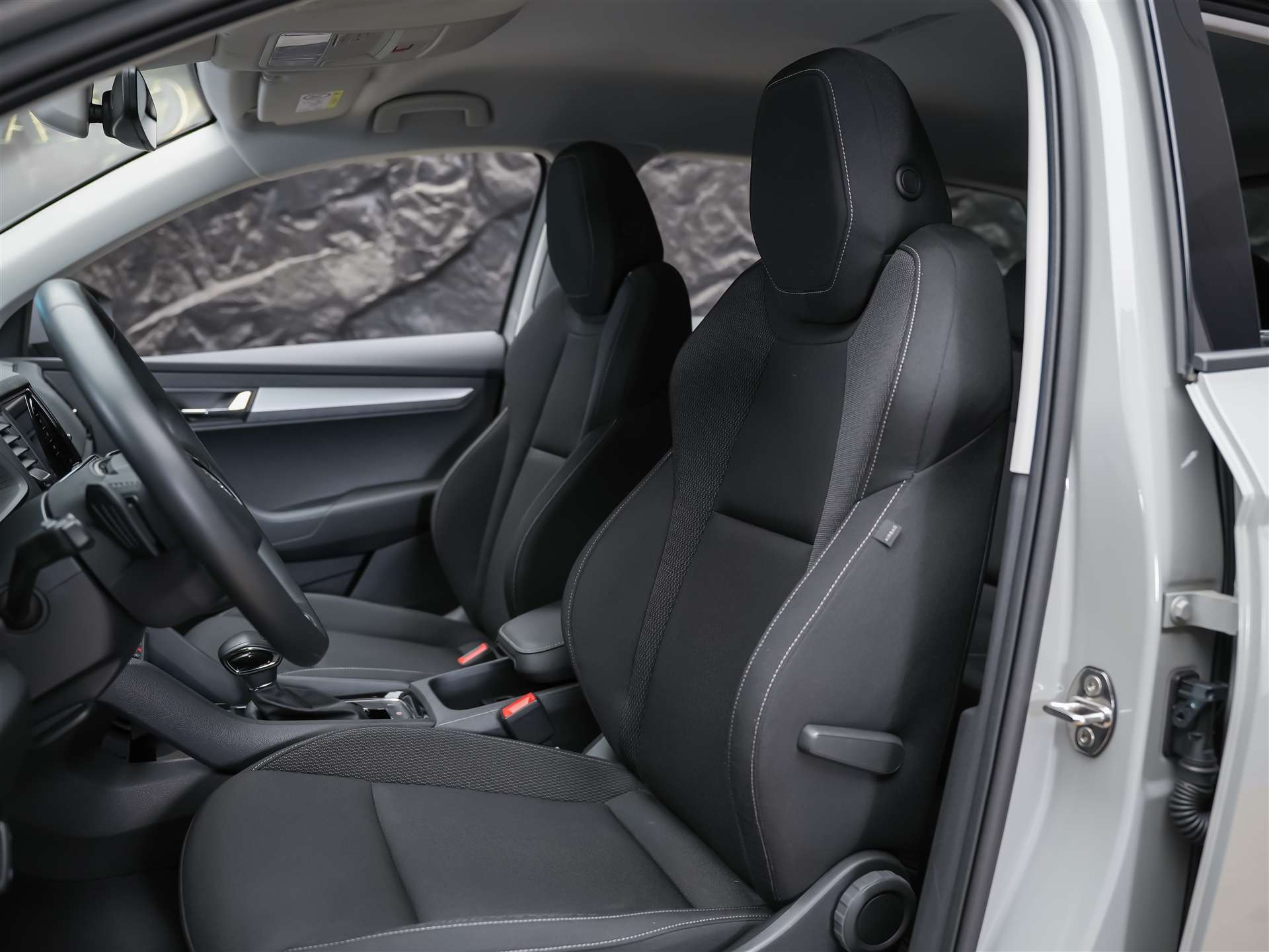 SKODA Karoq 1.5 TSI Selection DSG *Sitzheizung*Lenkradheizung*Rückfahrkamera*-image-8
