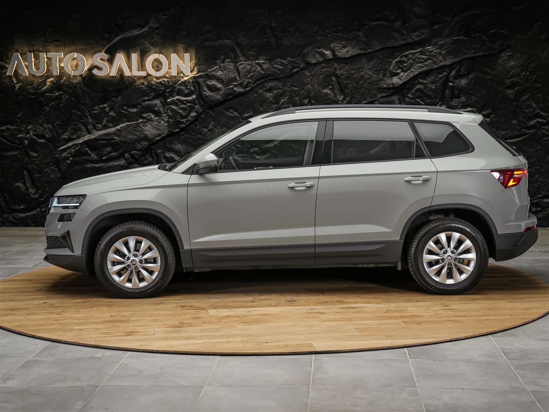 SKODA Karoq 1.5 TSI Selection DSG *Sitzheizung*Lenkradheizung*Rückfahrkamera*-image-1