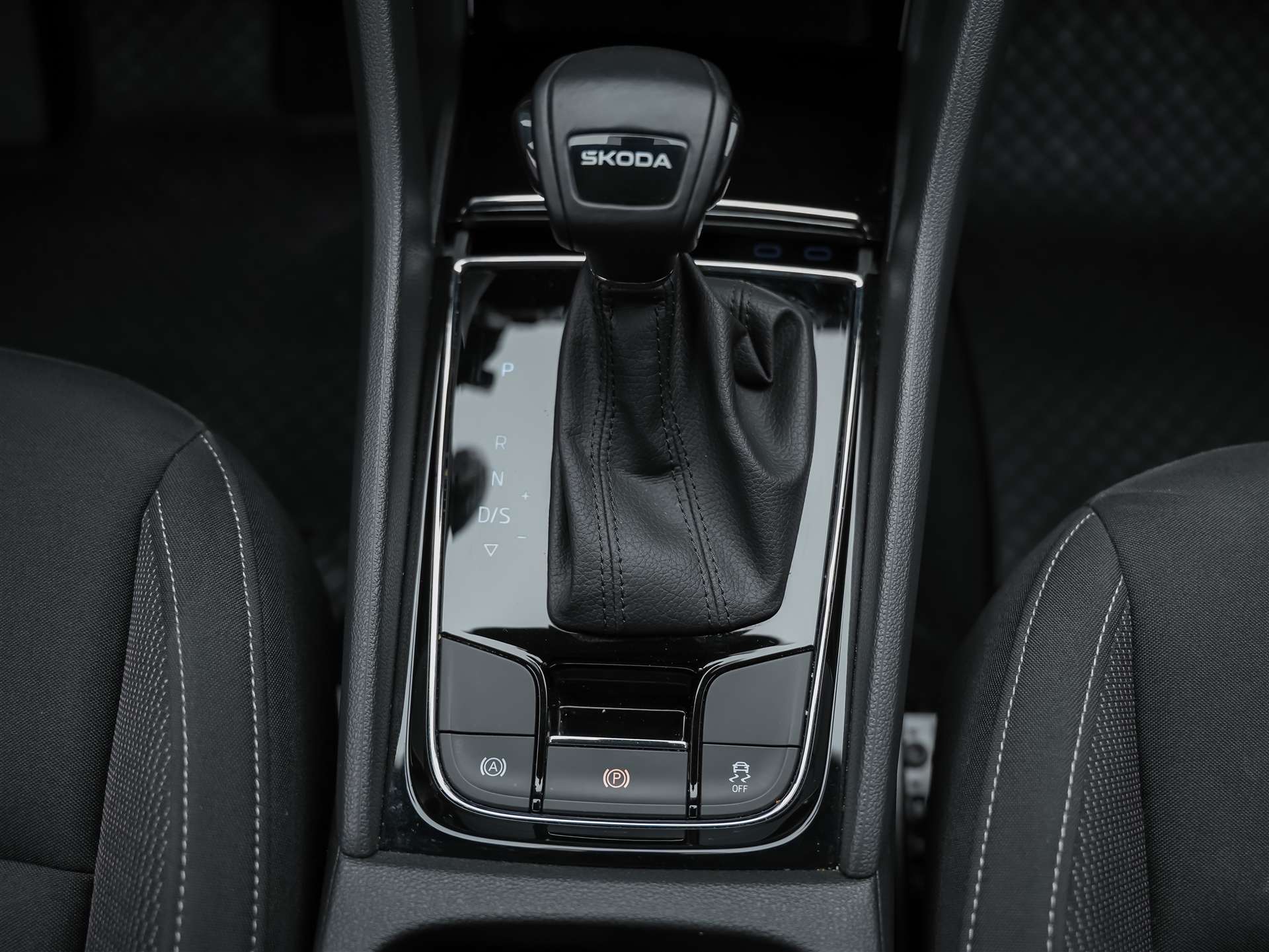SKODA Karoq 1.5 TSI Selection DSG *Sitzheizung*Lenkradheizung*Rückfahrkamera*-image-20