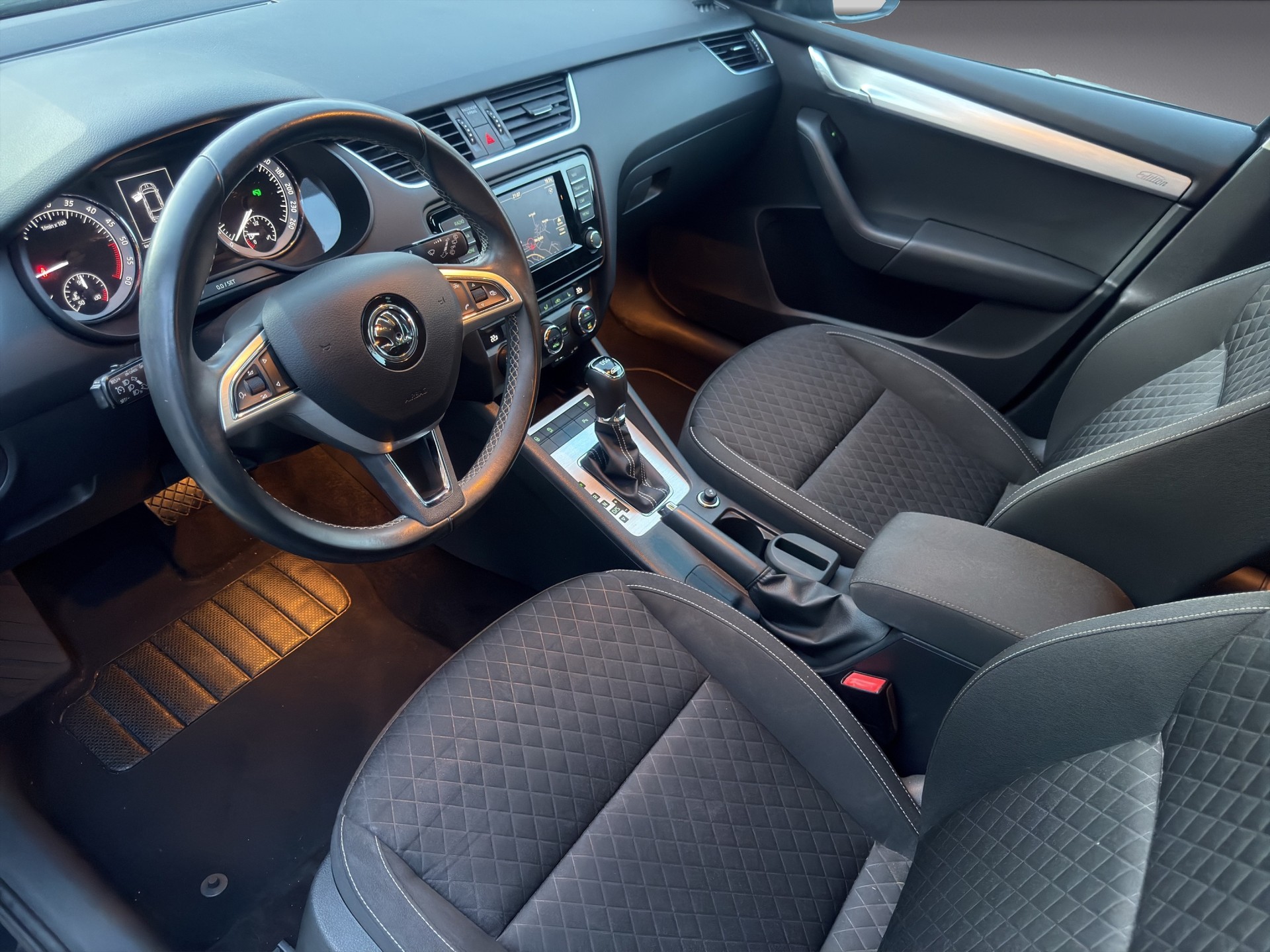 SKODA Octavia Combi 2.0 TDI Ambition 4x4 DSG-image-9