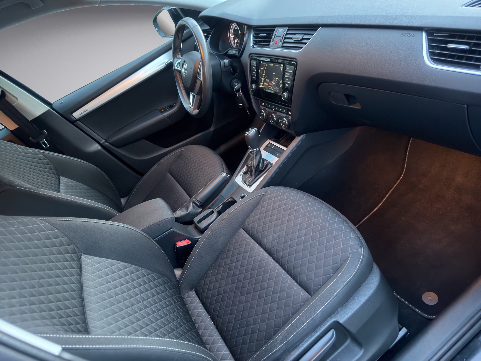 SKODA Octavia Combi 2.0 TDI Ambition 4x4 DSG-image-12