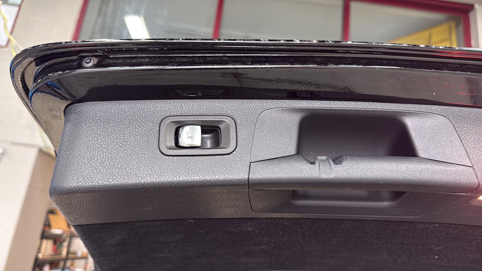 MERCEDES-BENZ E 200 d T 9G-Tronic-image-15