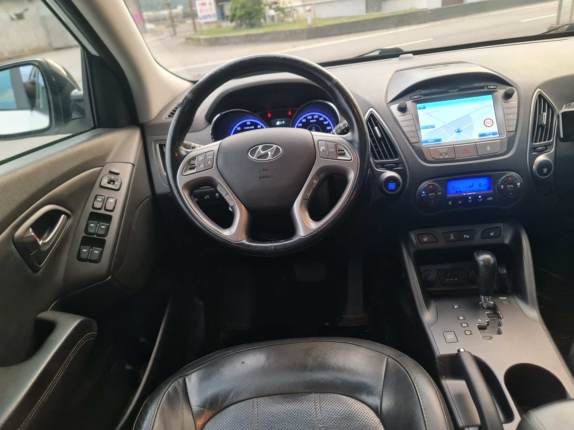 HYUNDAI iX 35 2.0 CRDi Vertex 4WD Automatic-image-9