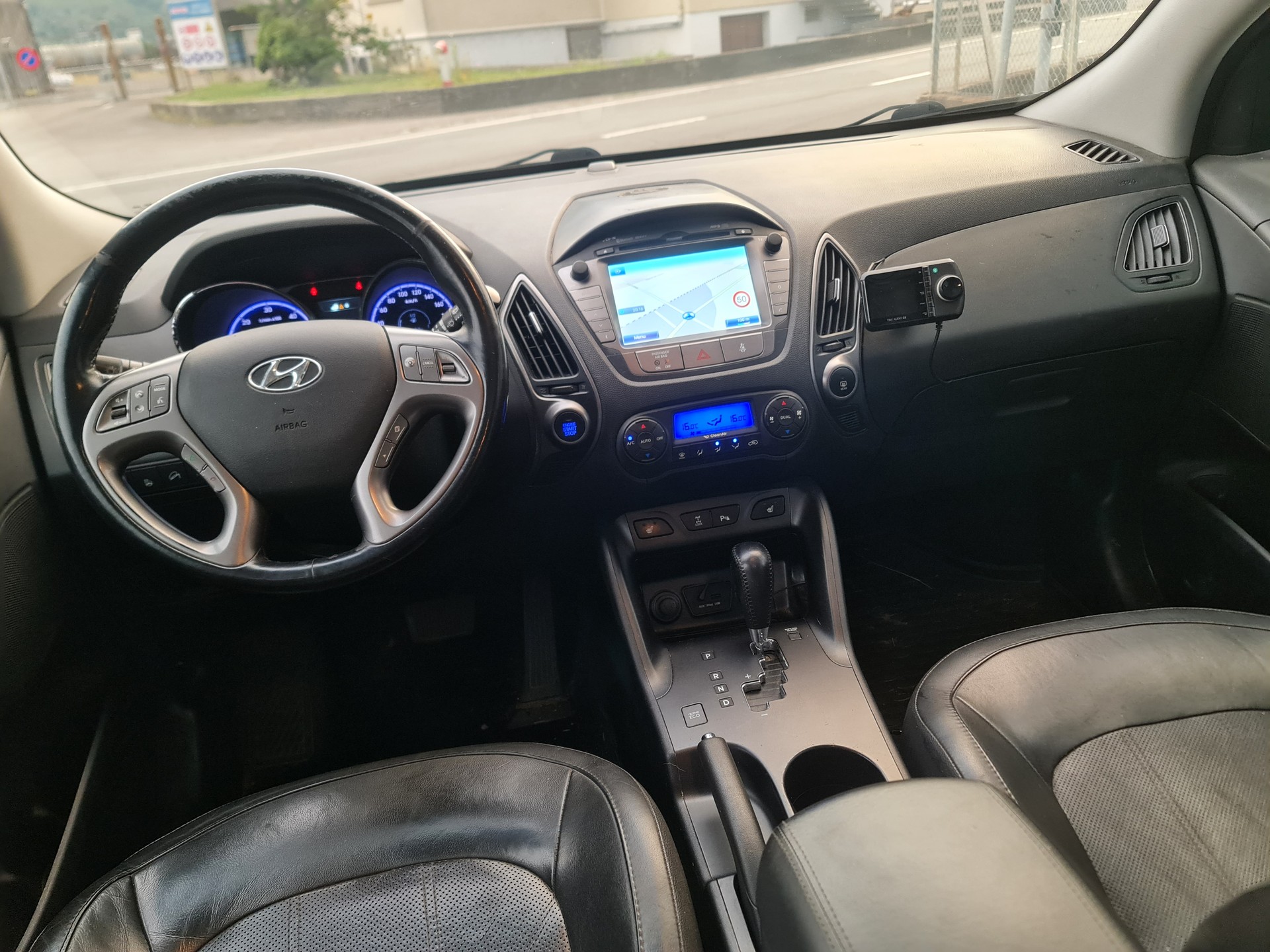 HYUNDAI iX 35 2.0 CRDi Vertex 4WD Automatic-image-8