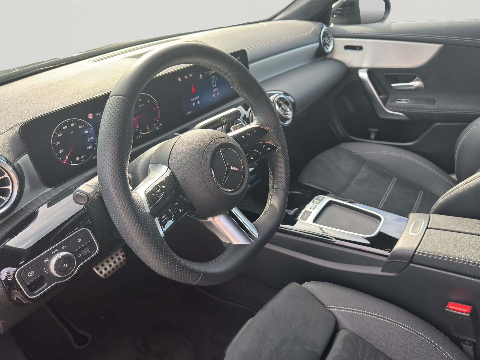 MERCEDES-BENZ CLA 200 d 8G-DCT AMG Edition Night-image-6