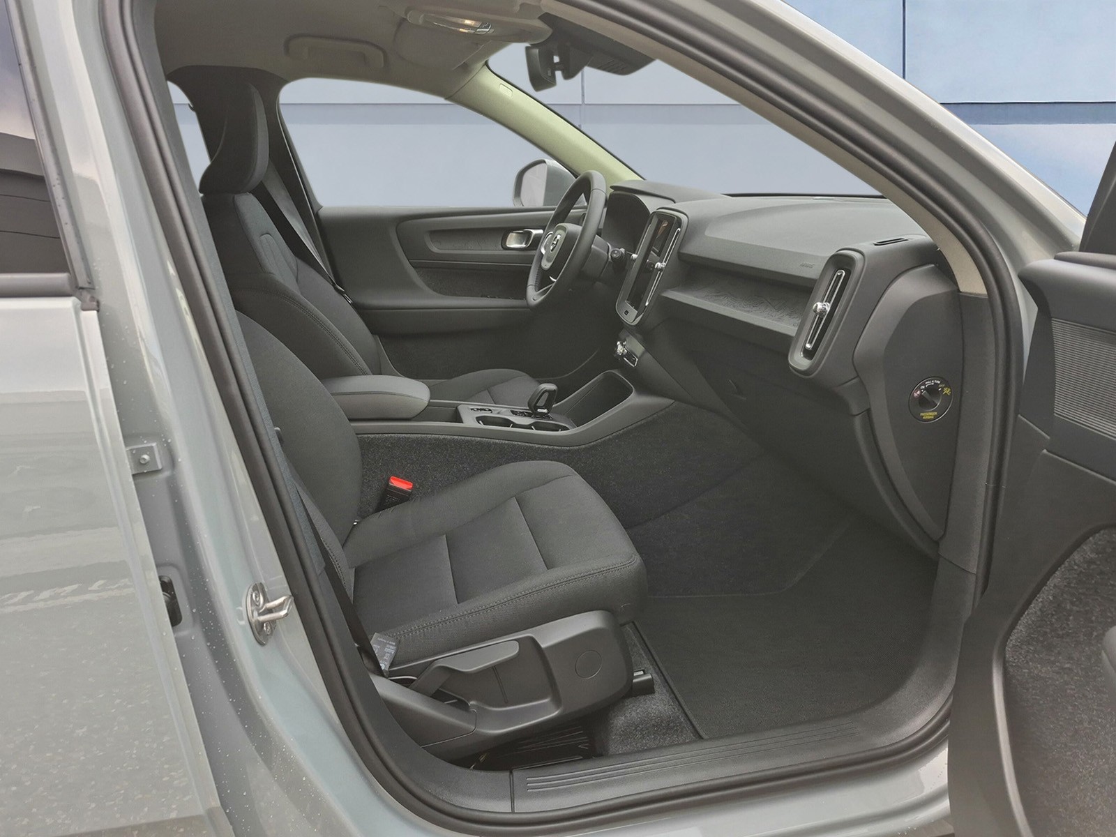 VOLVO XC40 2.0 B3 MH Essential-image-12