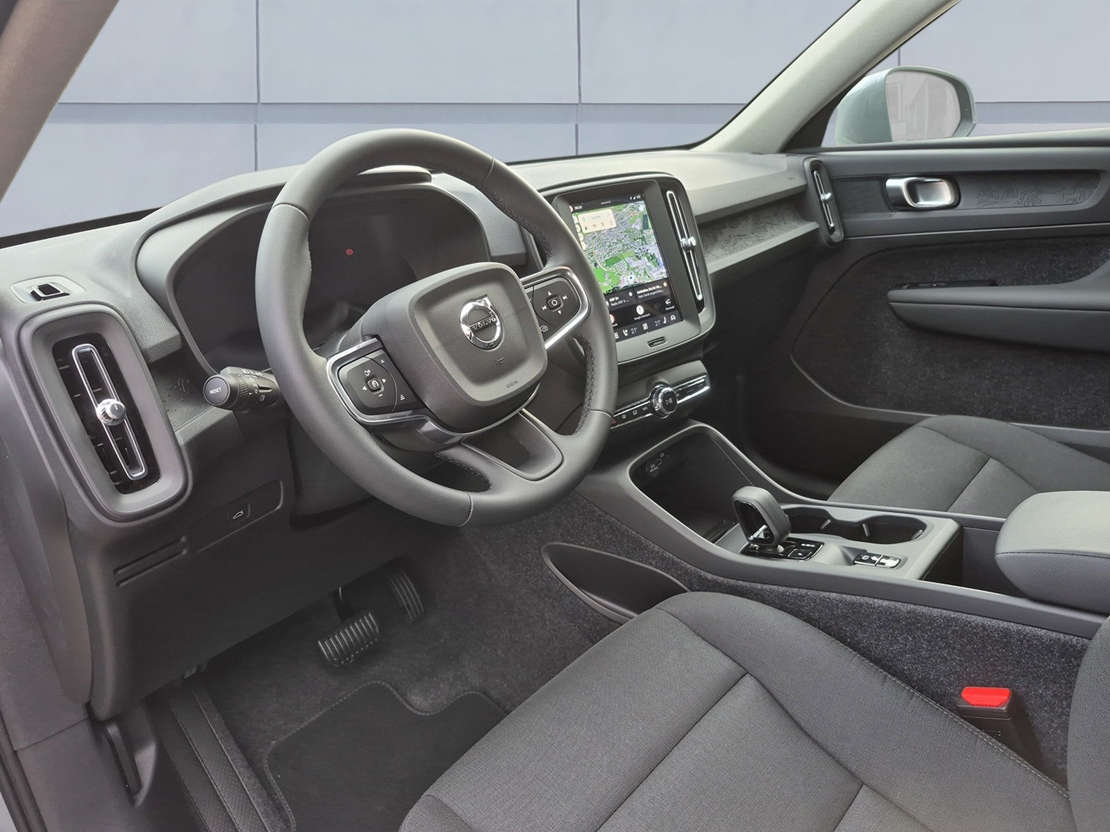 VOLVO XC40 2.0 B3 MH Essential-image-10
