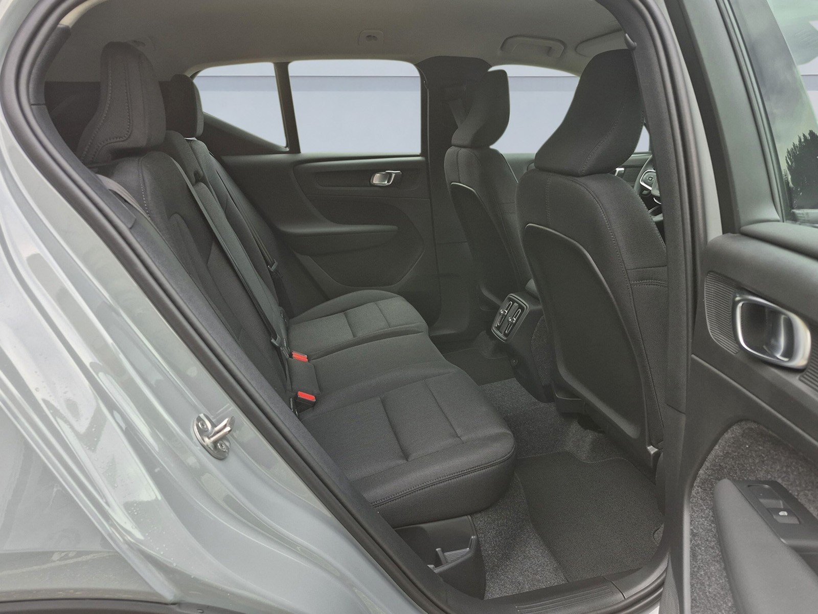 VOLVO XC40 2.0 B3 MH Essential-image-13