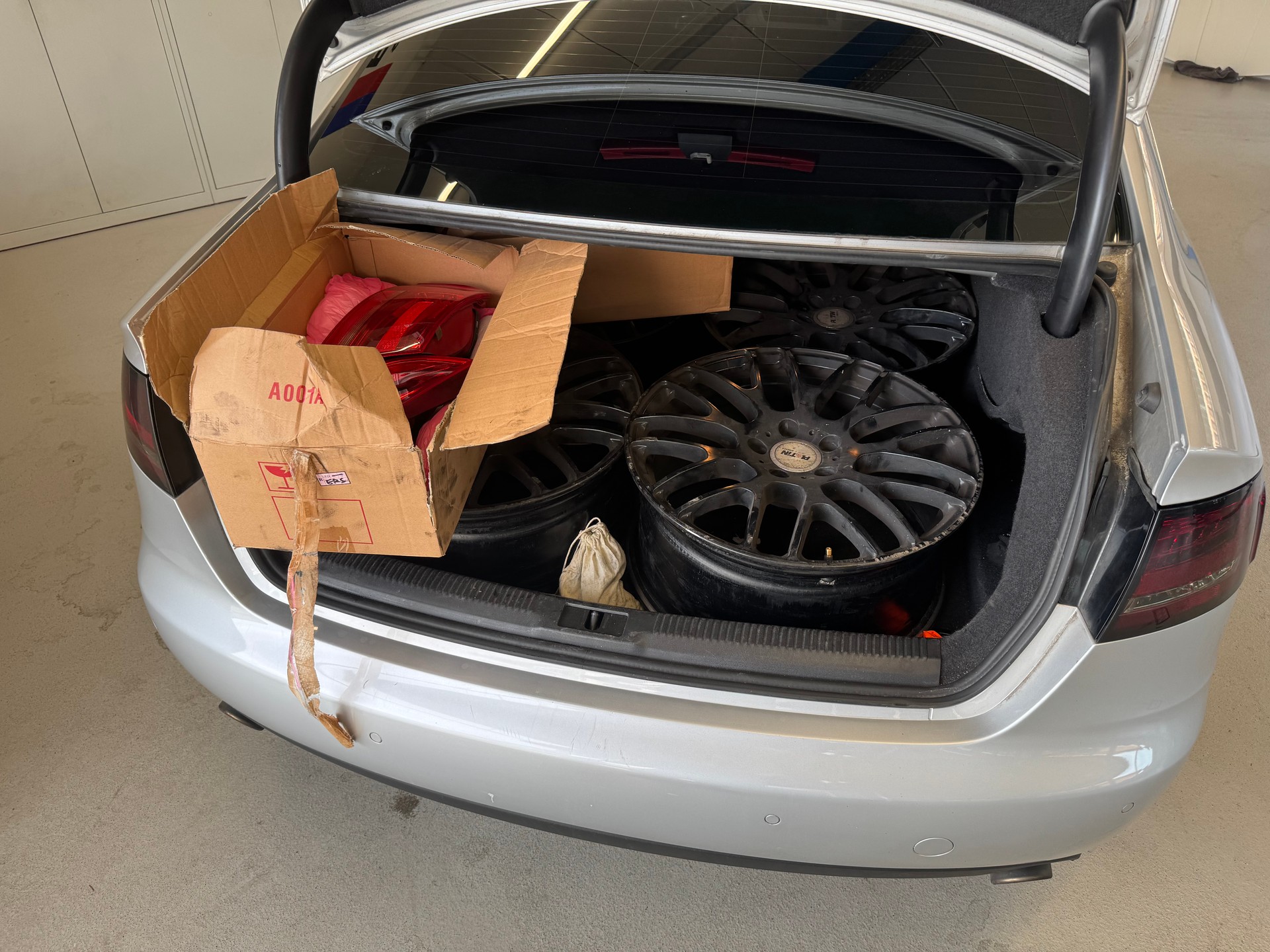 AUDI A4 Limousine 3.2 FSI quattro tiptronic-image-13