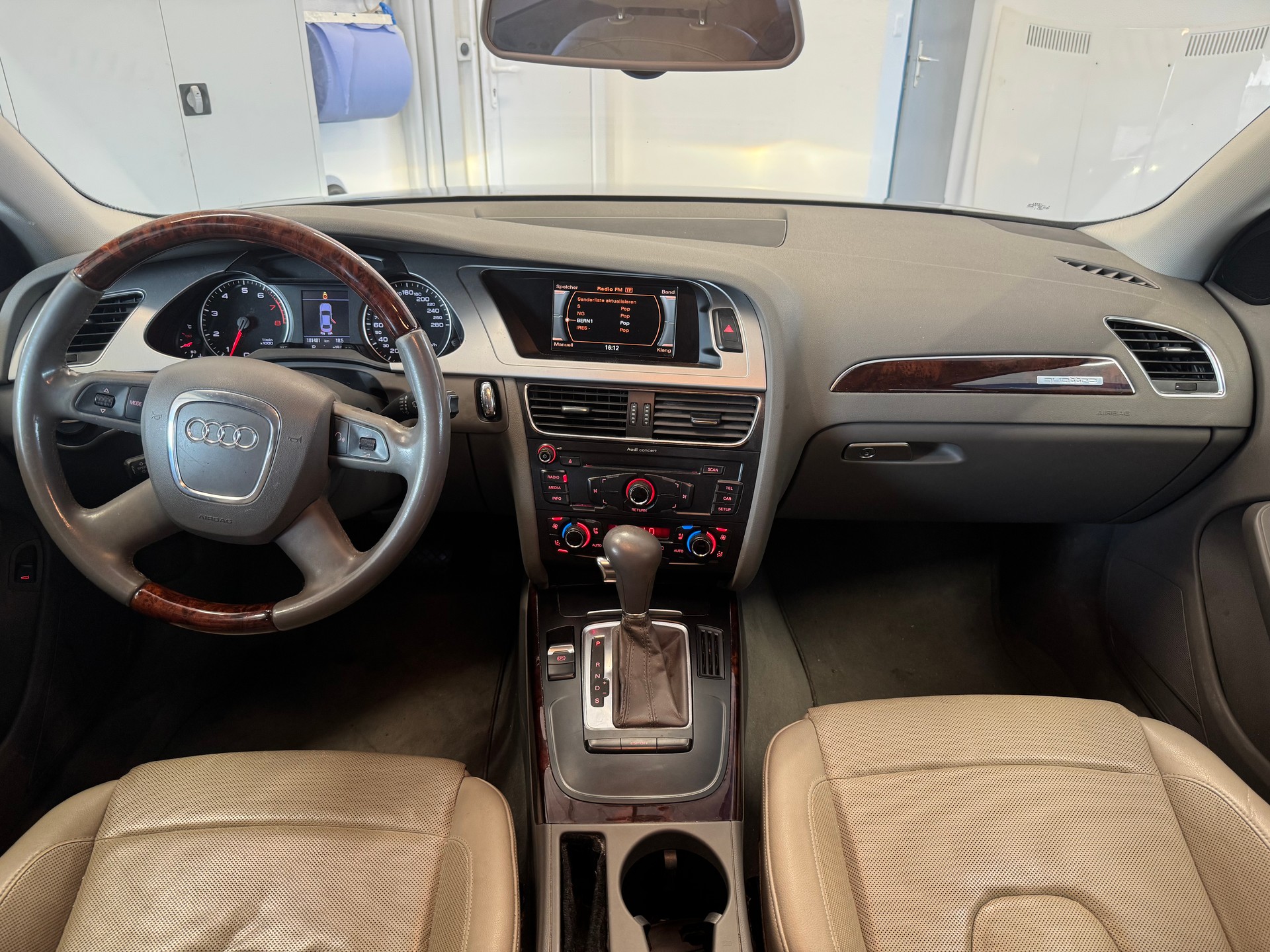 AUDI A4 Limousine 3.2 FSI quattro tiptronic-image-9
