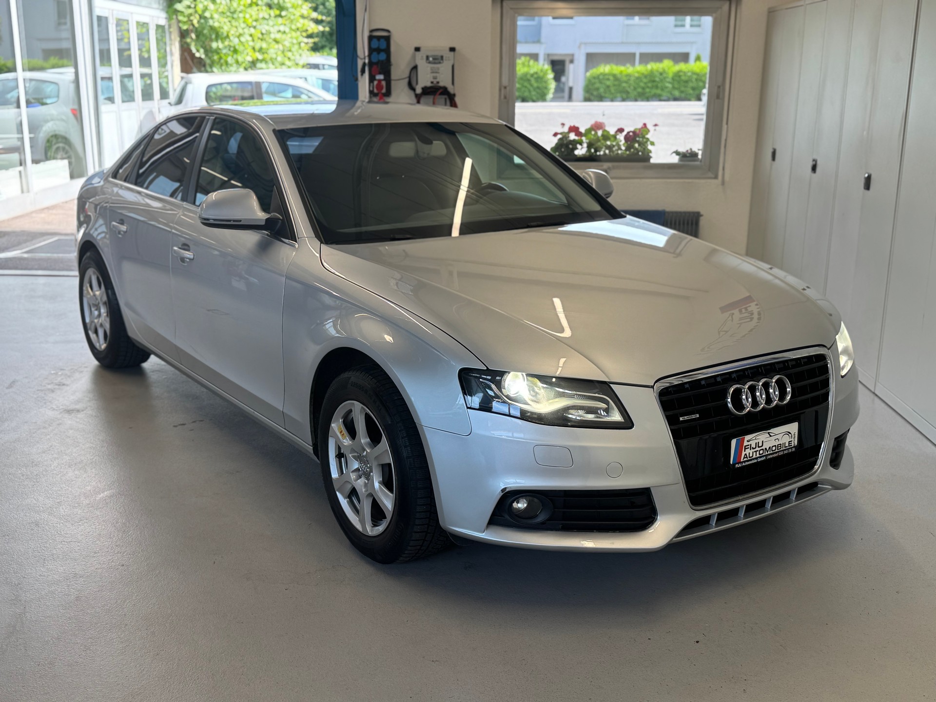 AUDI A4 Limousine 3.2 FSI quattro tiptronic-image-2