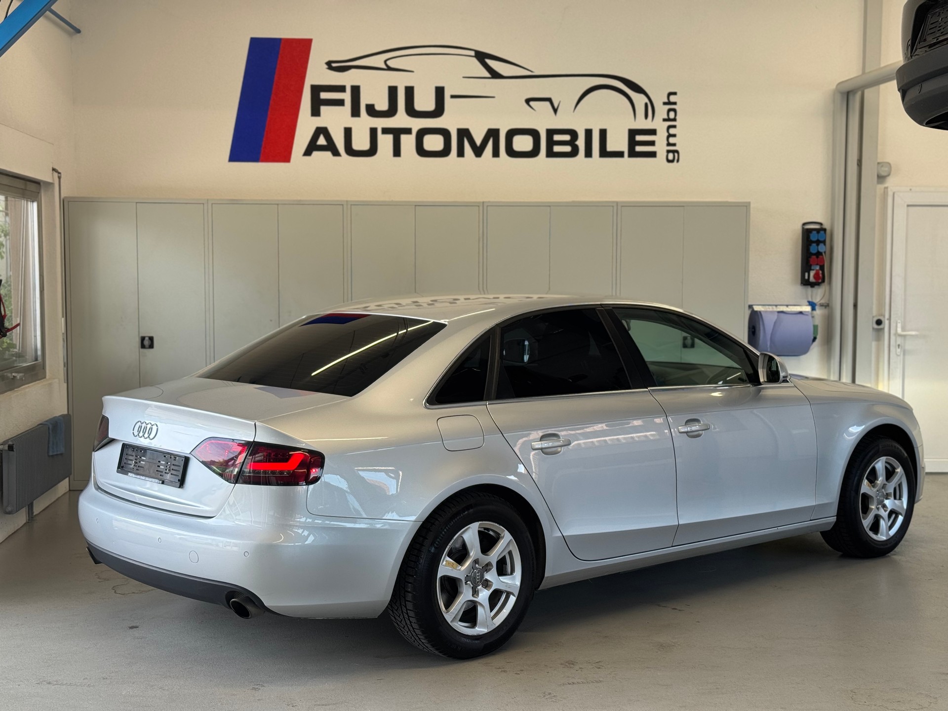 AUDI A4 Limousine 3.2 FSI quattro tiptronic-image-3