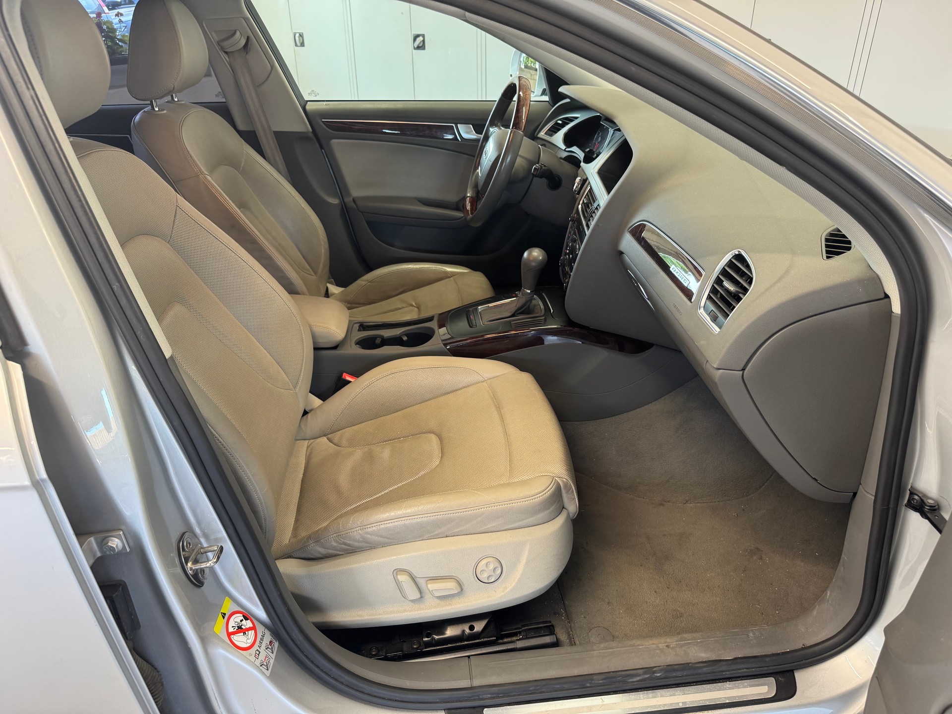 AUDI A4 Limousine 3.2 FSI quattro tiptronic-image-10