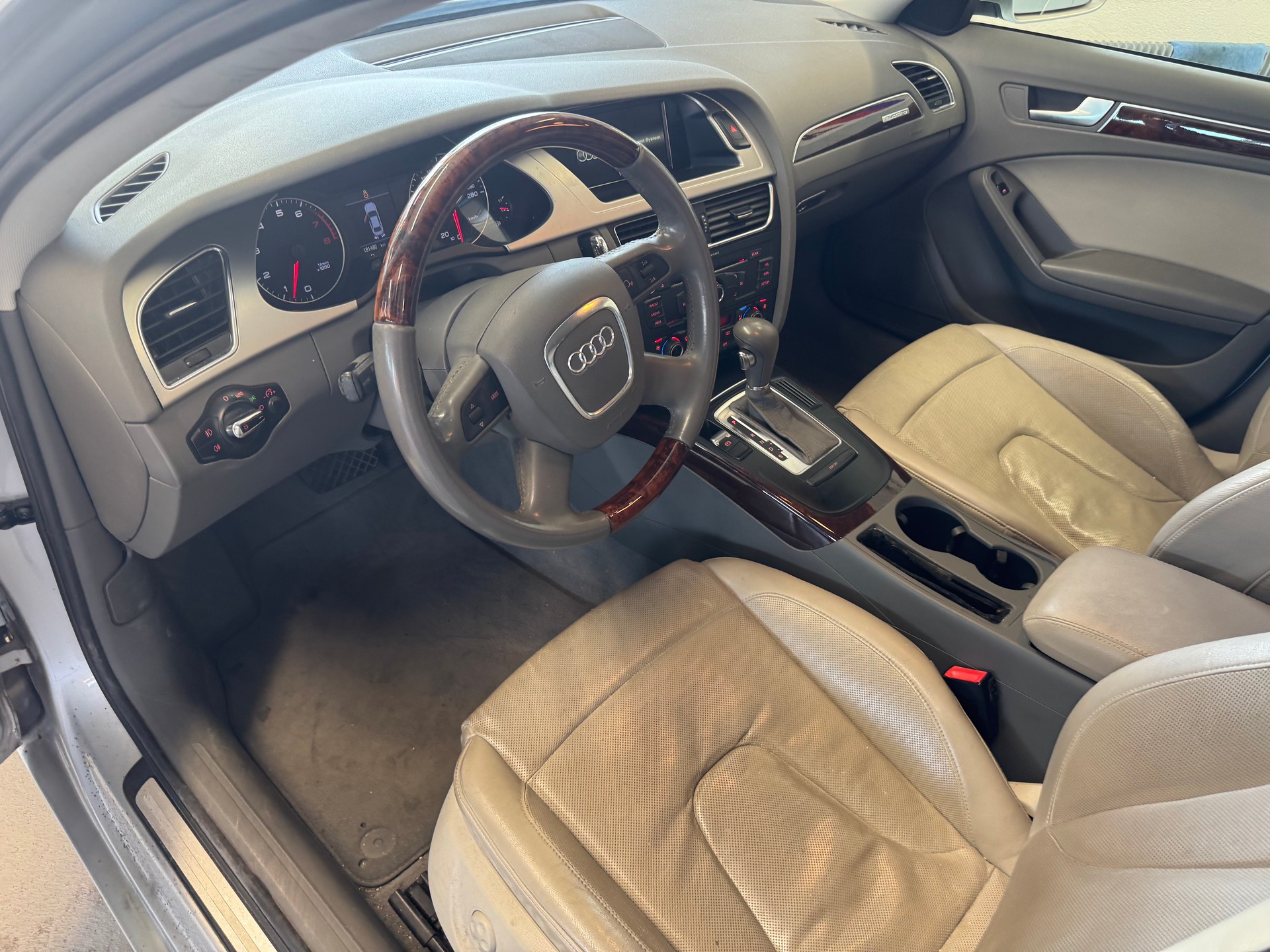 AUDI A4 Limousine 3.2 FSI quattro tiptronic-image-7