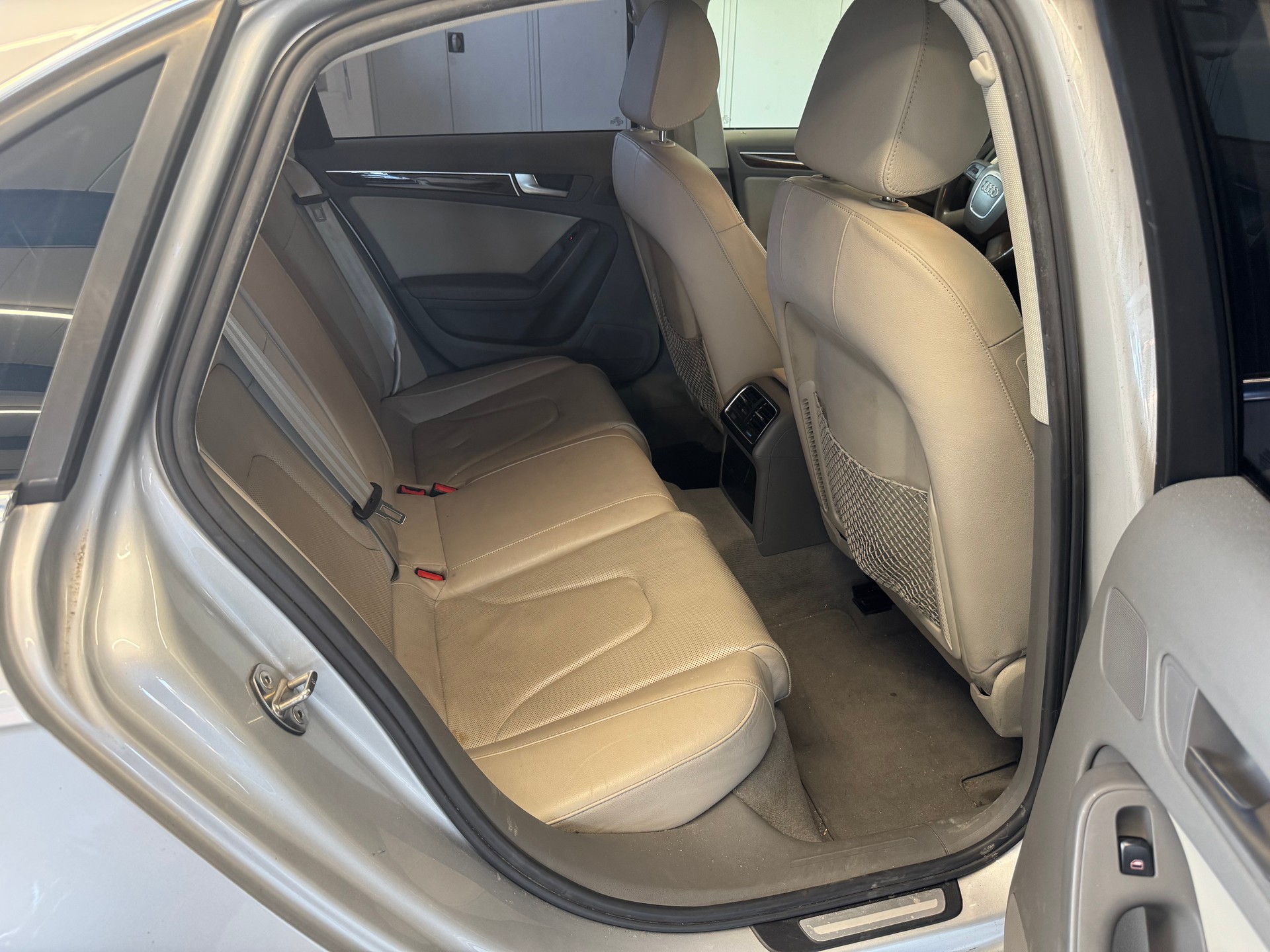 AUDI A4 Limousine 3.2 FSI quattro tiptronic-image-11
