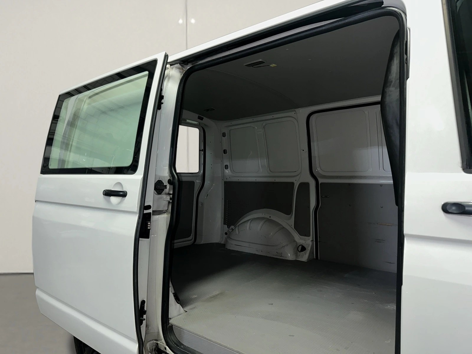 VW T6 2.0 TDI DSG ( Mit AHK )-image-9