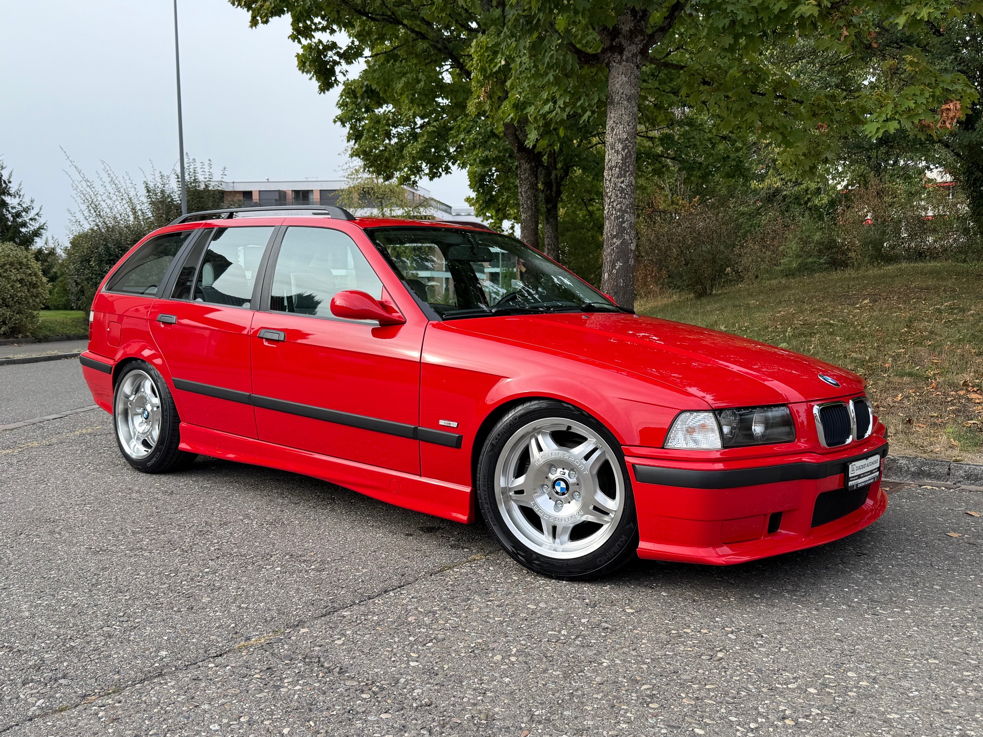 BMW 323i Touring-image-0