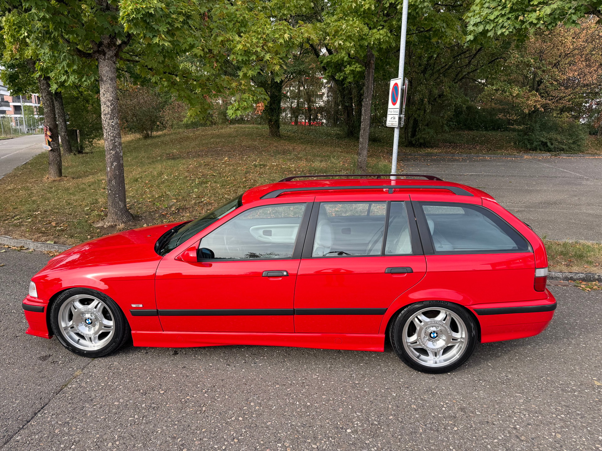 BMW 323i Touring-image-10
