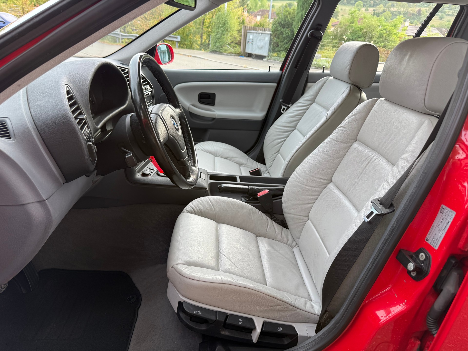 BMW 323i Touring-image-12