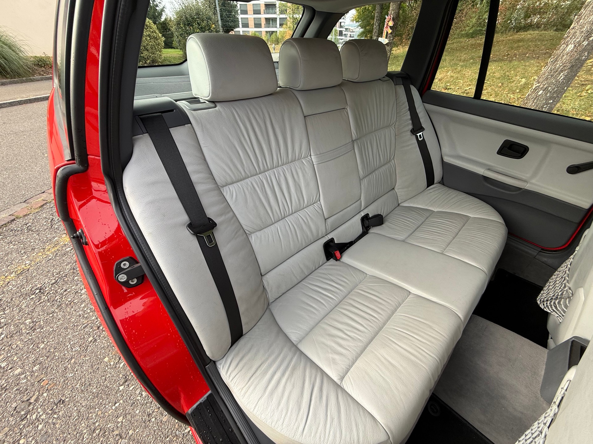 BMW 323i Touring-image-15