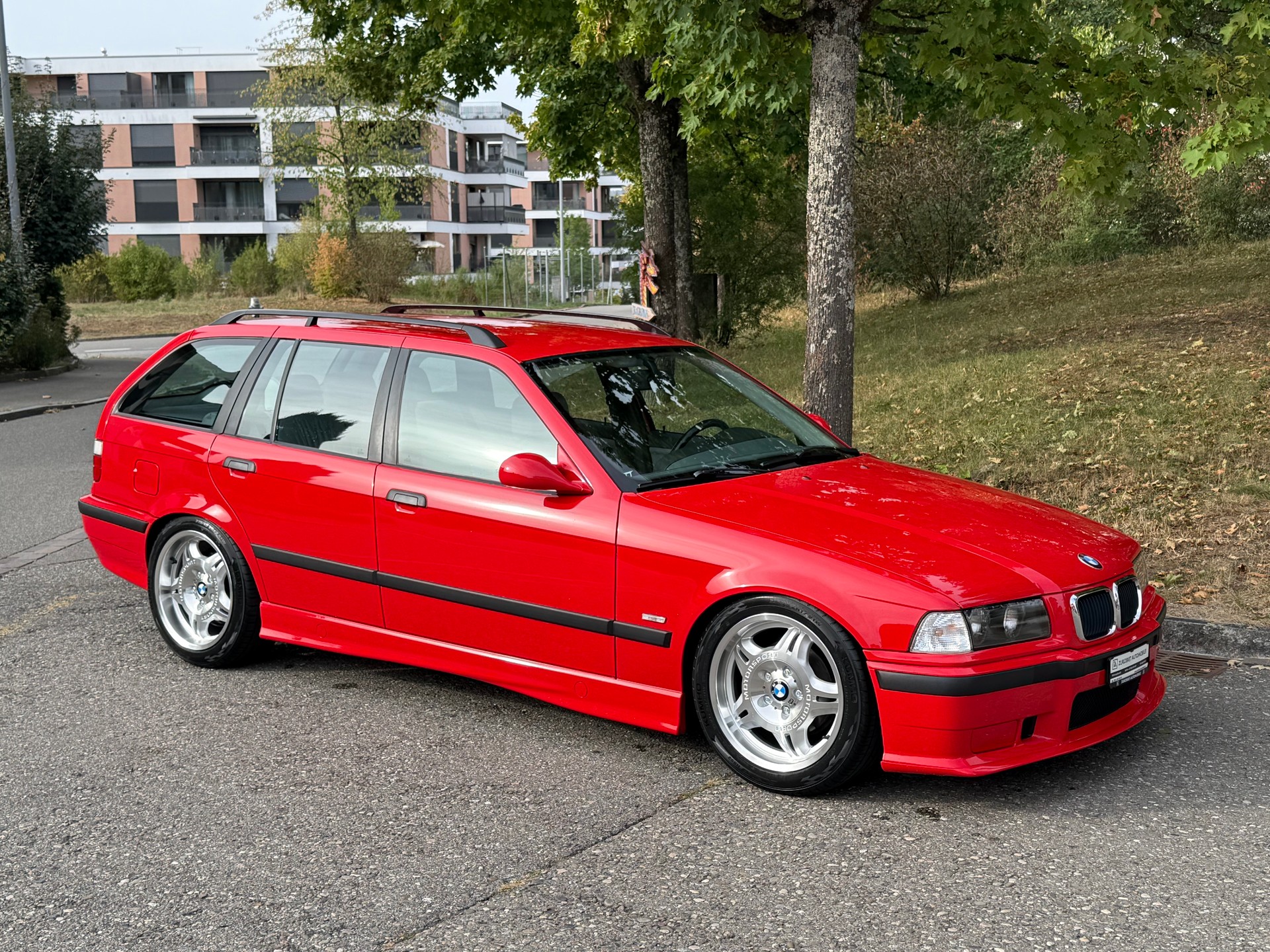 BMW 323i Touring-image-3