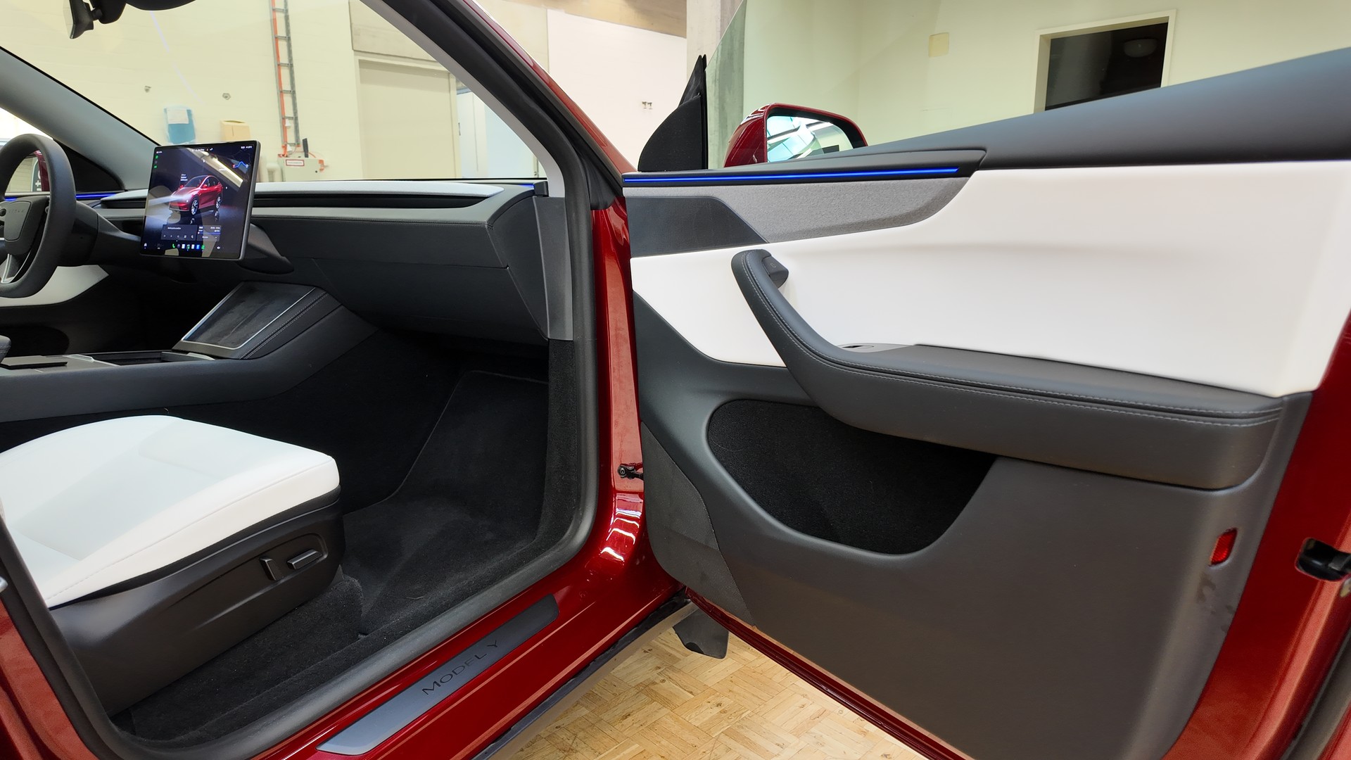 TESLA Model Y Long Range AWD-image-15