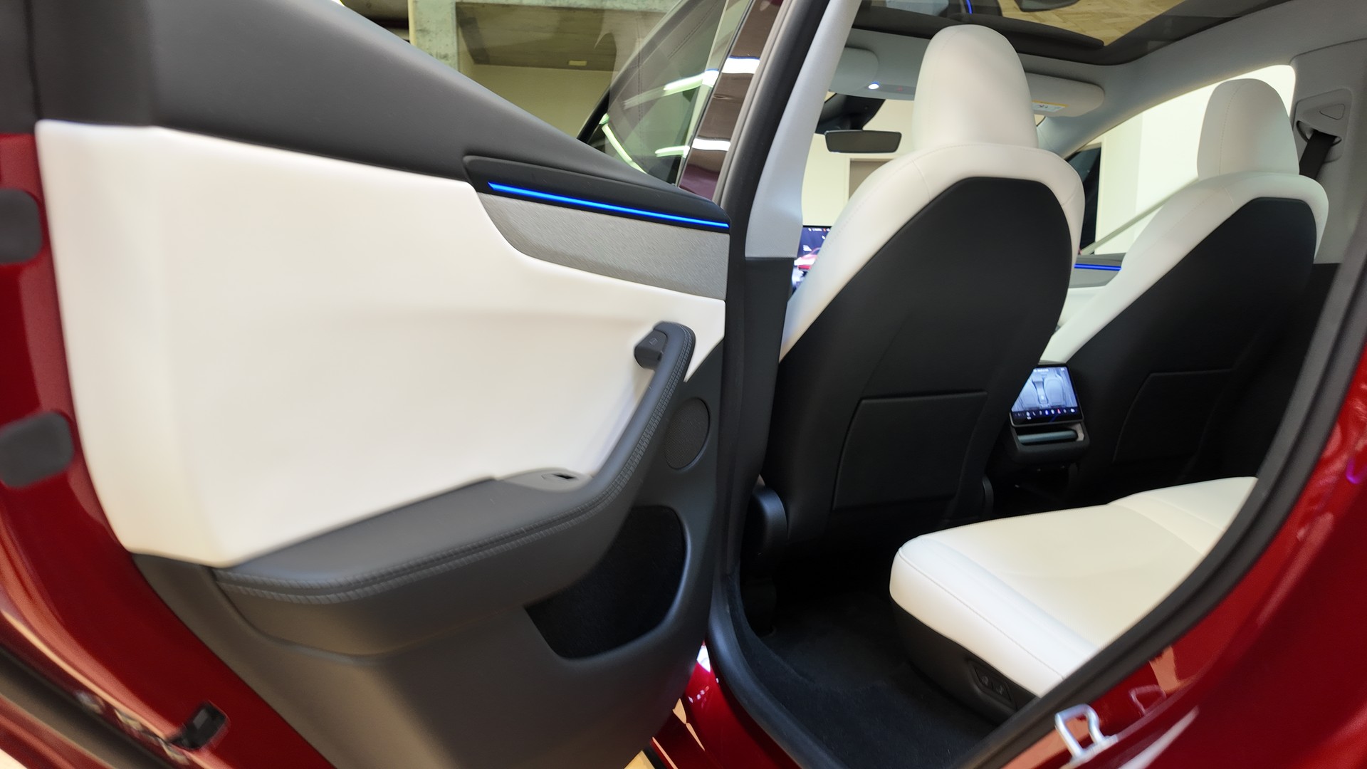TESLA Model Y Long Range AWD-image-19